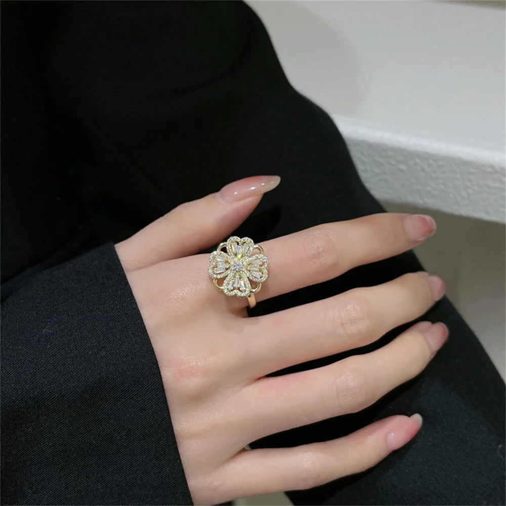 Fashionable and Personalized Rotating Four Leaf Zircon Ring for Women's Shiny Banquet Adjustable Sparkling Jewelry Gift Qme