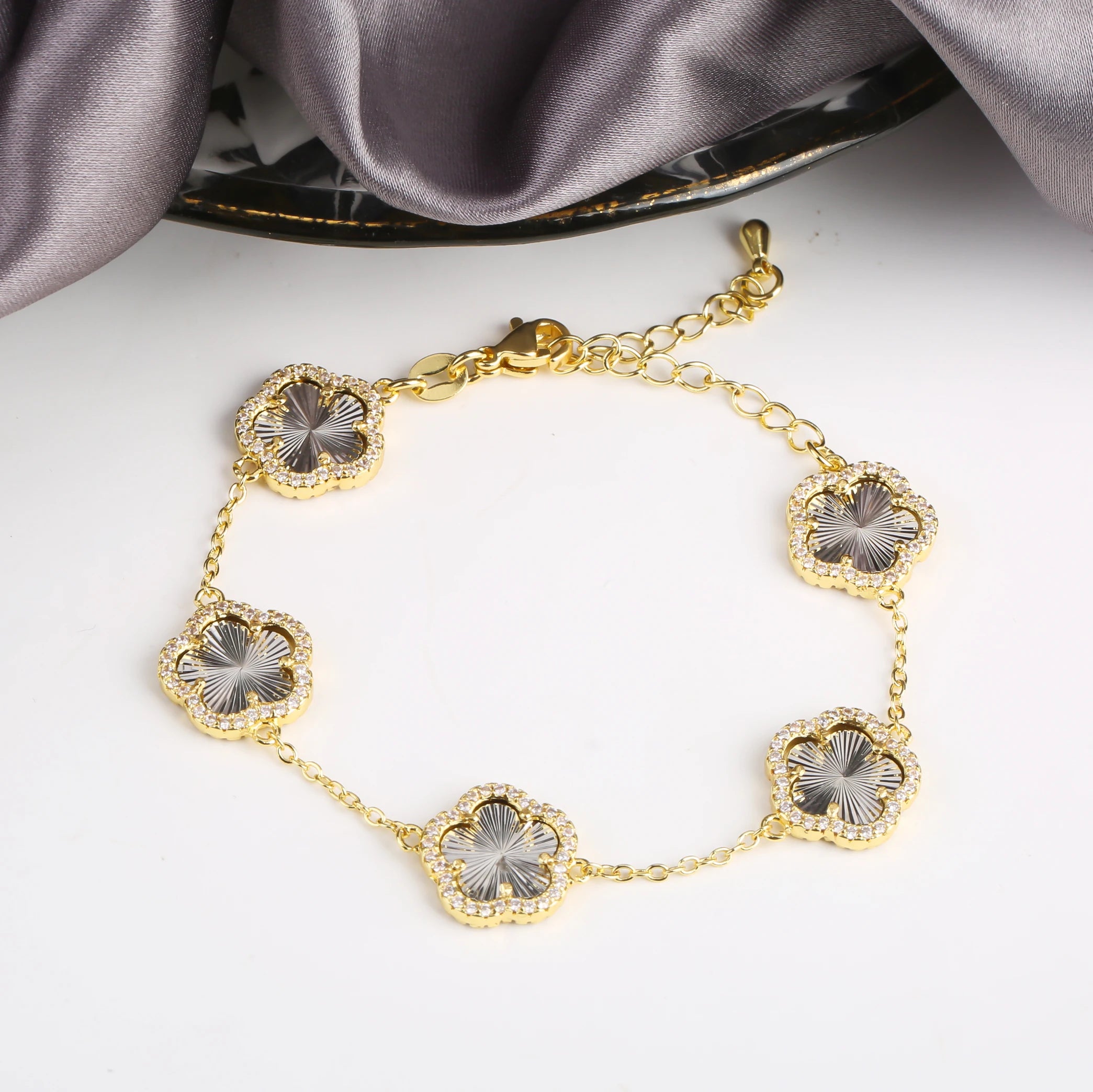2023 INS Hot Sale 10 Colors Five Leaf Flower Bracelet Classic Fashion Adjustable Bracelet Sweet Romantic Woman Party Jewelry Qme 27