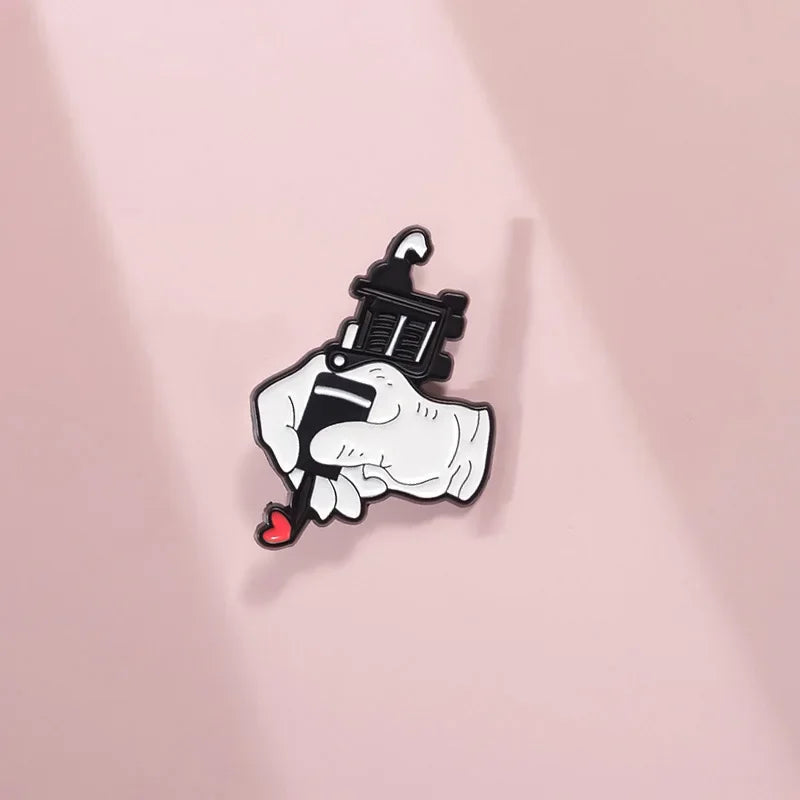 Creative Tattoo Gun Machine Red Heart Brooch Enamel Pin Funny Decorative Brooches Lapel Badges Jewelry Accessories Wholesale Qme