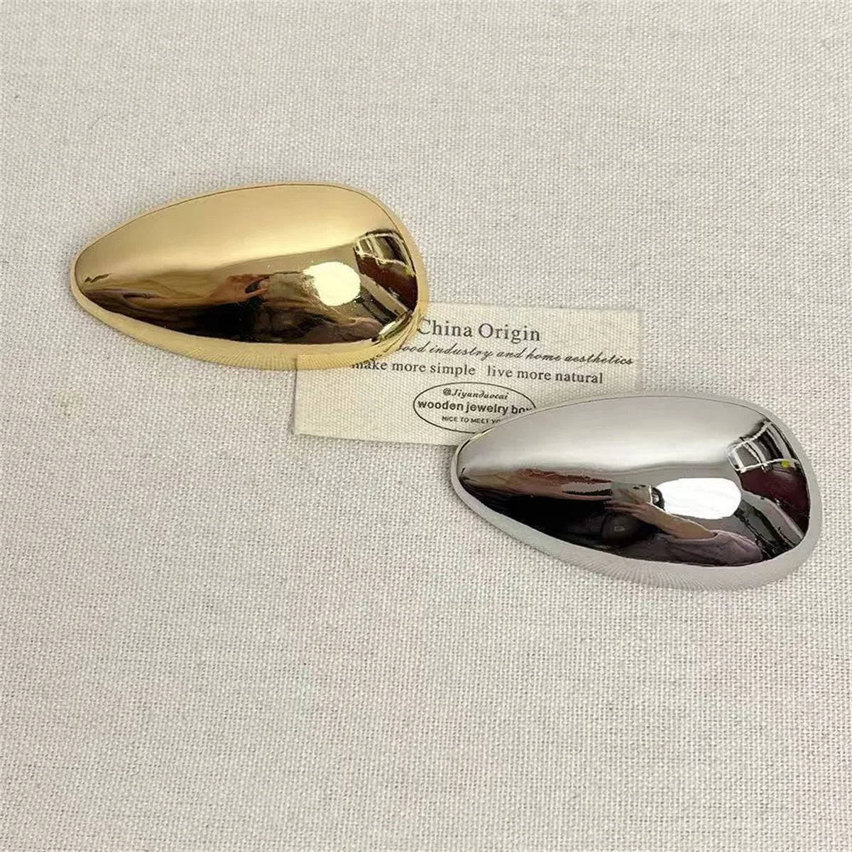 Metal Geometric Glossy Eggshell Broochs for Women Unique Exquisite Suit Corsage Pins Party Jewelry Fashion Accessory Qme