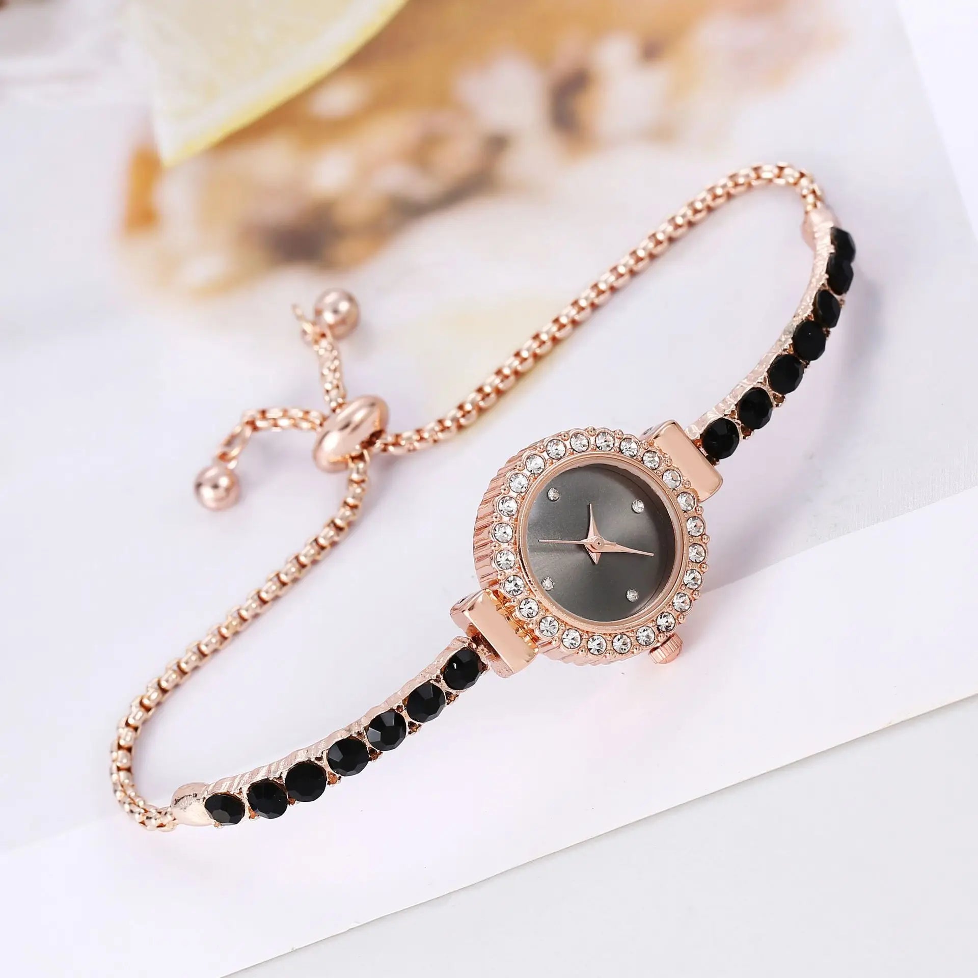 Relógio de quartzo analógico com pulseira requintada da moda feminina (sem caixa) Qme black