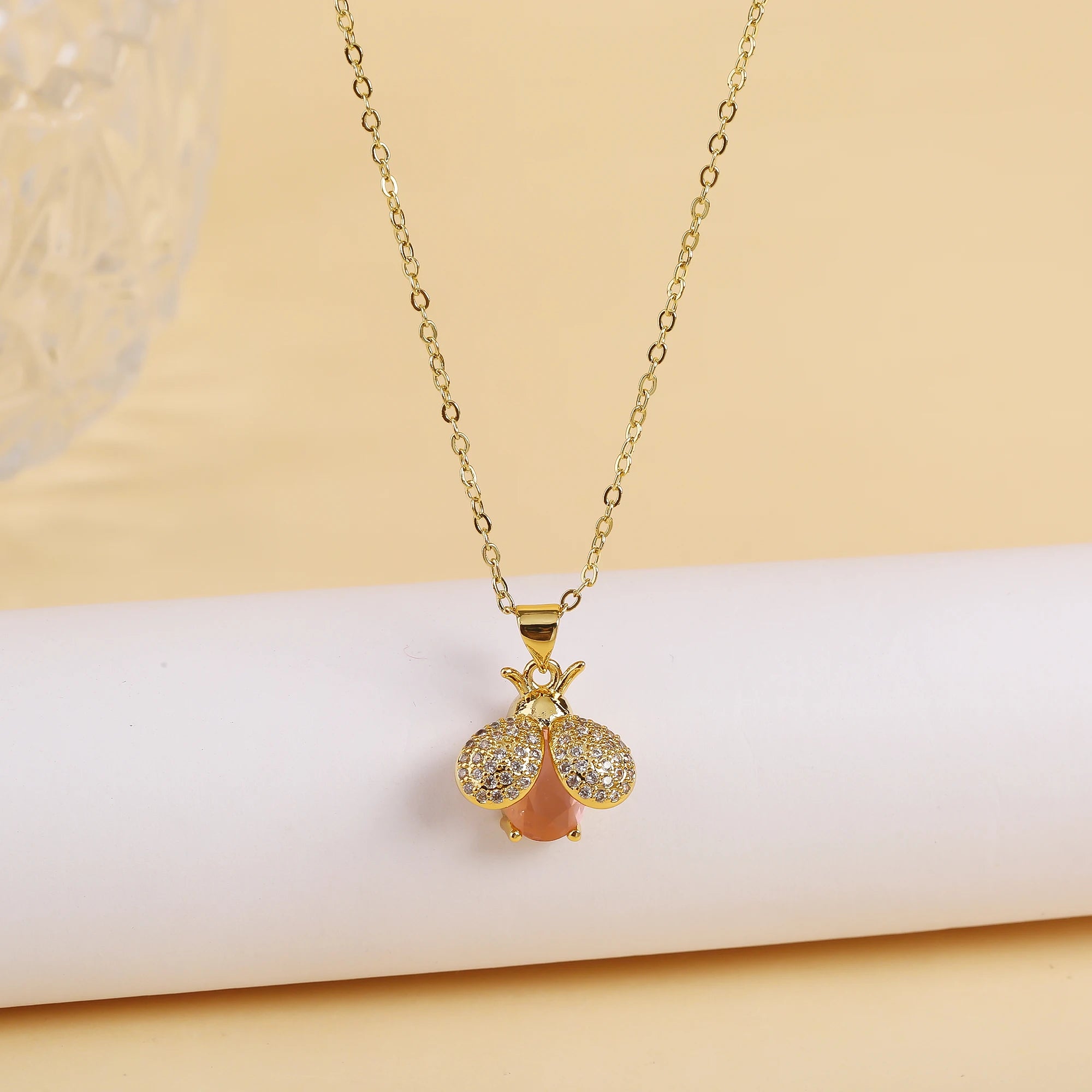 Light Luxury Fashion Gold Plated Crystal Zirconia Bee Pendant Necklace For Female Male Copper Chain Choker Jewelry Accessories Qme 2