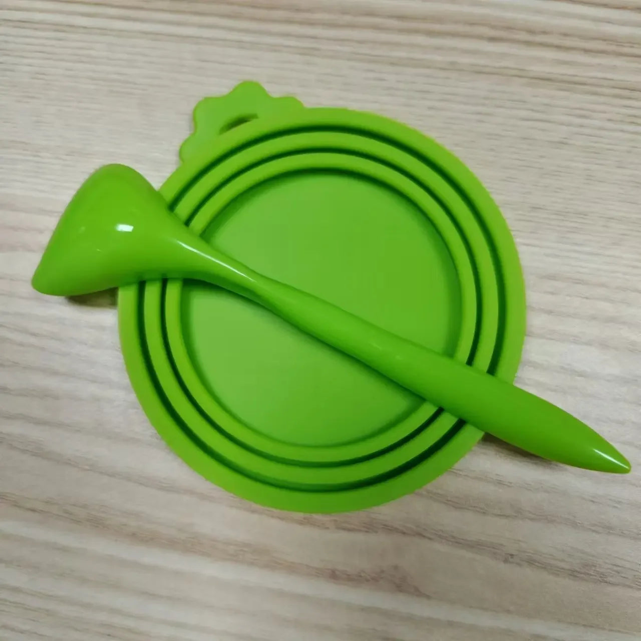 2pcs/set Reusable Pet Food Can Cover and Spoon Portable Dogs Cat Storage Tin Cap Lid Seal Cover Health Pet Supplies Pet Lids Can Qme green
