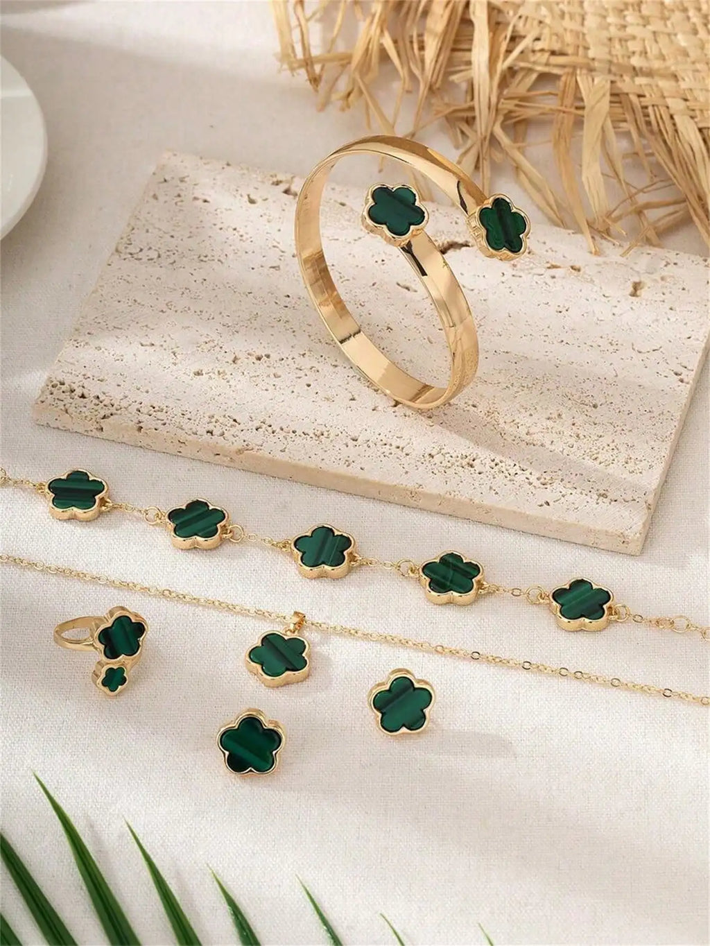 Fashionable Classic Black Grenn Clover Design Bracelet Qme