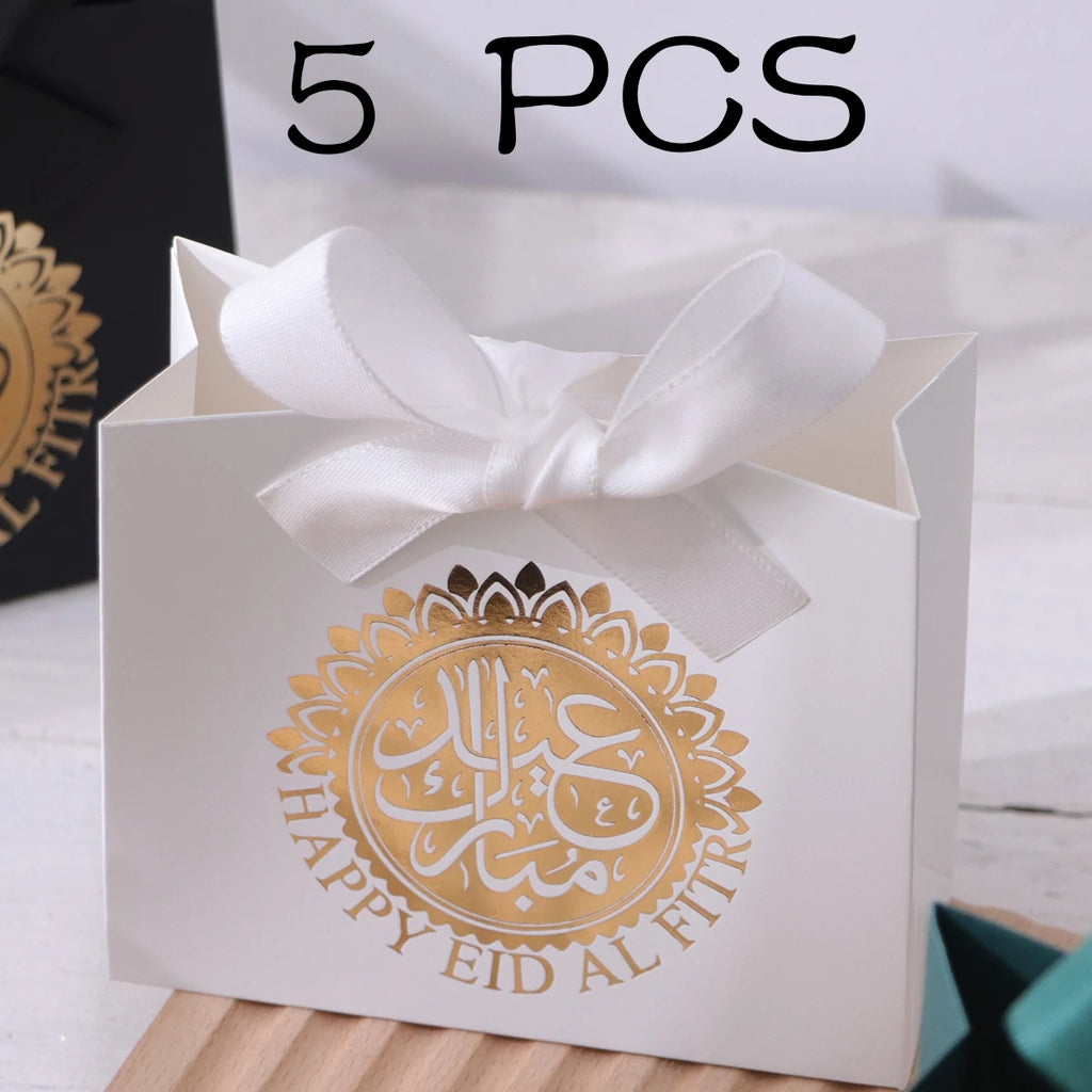 5 Exquisite and Compact Eid Gift Boxes, Each Featuring Elegant Black, Luxurious Green, and Pure White as Their Main Colors, Adorned with Delicate Arabic Script and Golden Circles, and Tied with Luxurious Gold and Silver Ribbo Qme --5Pcs-White- 11.5X10X4.5Cm