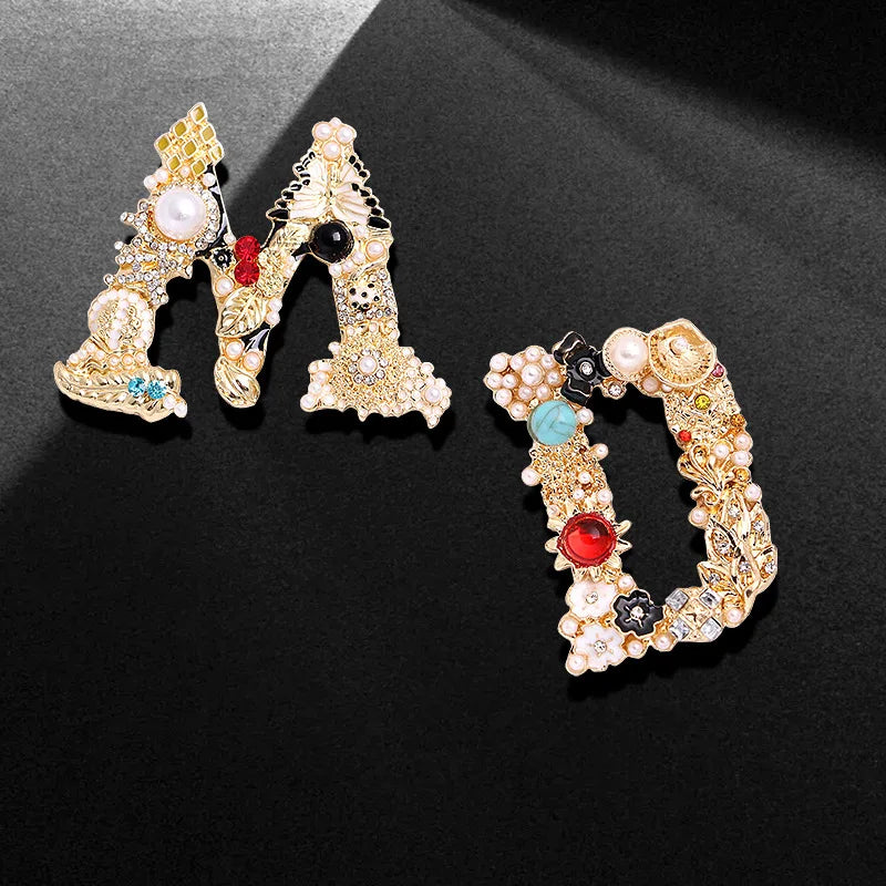 Vintage Luxury Crystal Pearl Letter Brooch Korean Style Elegant Pin for Women Coat Dress High End Clothing Accessories Jewelry Qme