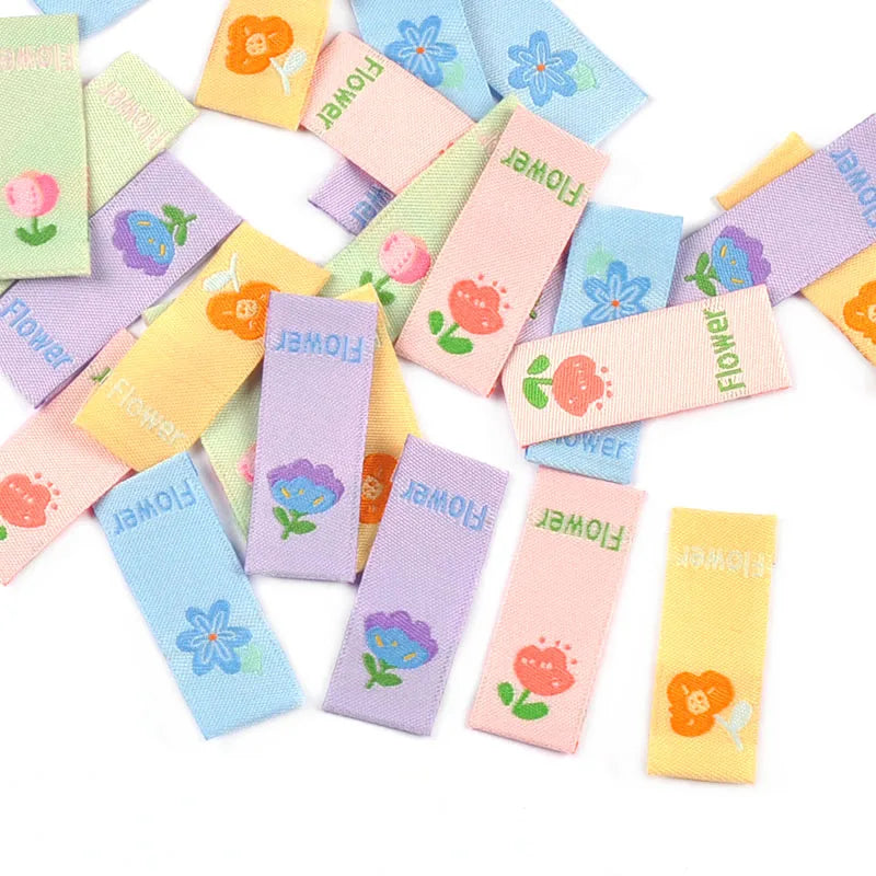 50pcs 3.9x1.5cm Cartoon Flower Embroidery Cloth Labels For Sewing Clothes Accessories DIY Crafts Supplies Washable Kids Bag Tags Qme