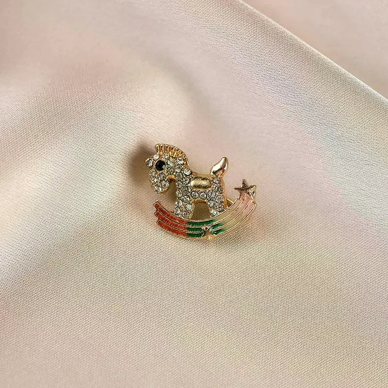 Luxury Rhinestone Horse Brooches For Women Men Anti-glare Animal Lapel Pin Fashion Clothing Jewelry Accessories Gift Qme