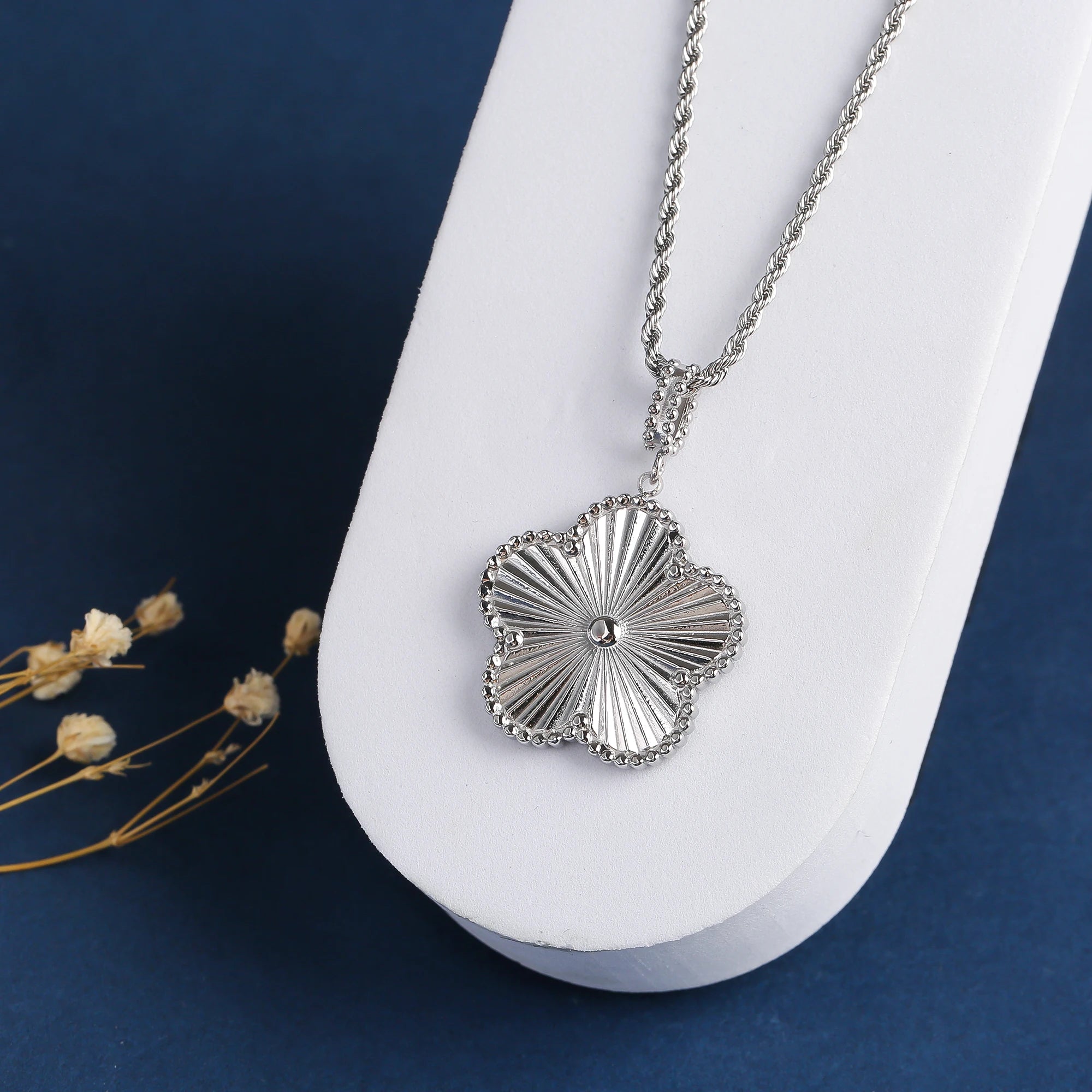 New Arrival 26mm Stainless Steel Metal Laser Pendant Necklace Luxury for Woman Wedding Party Trend Jewelry Accessories Clover Qme