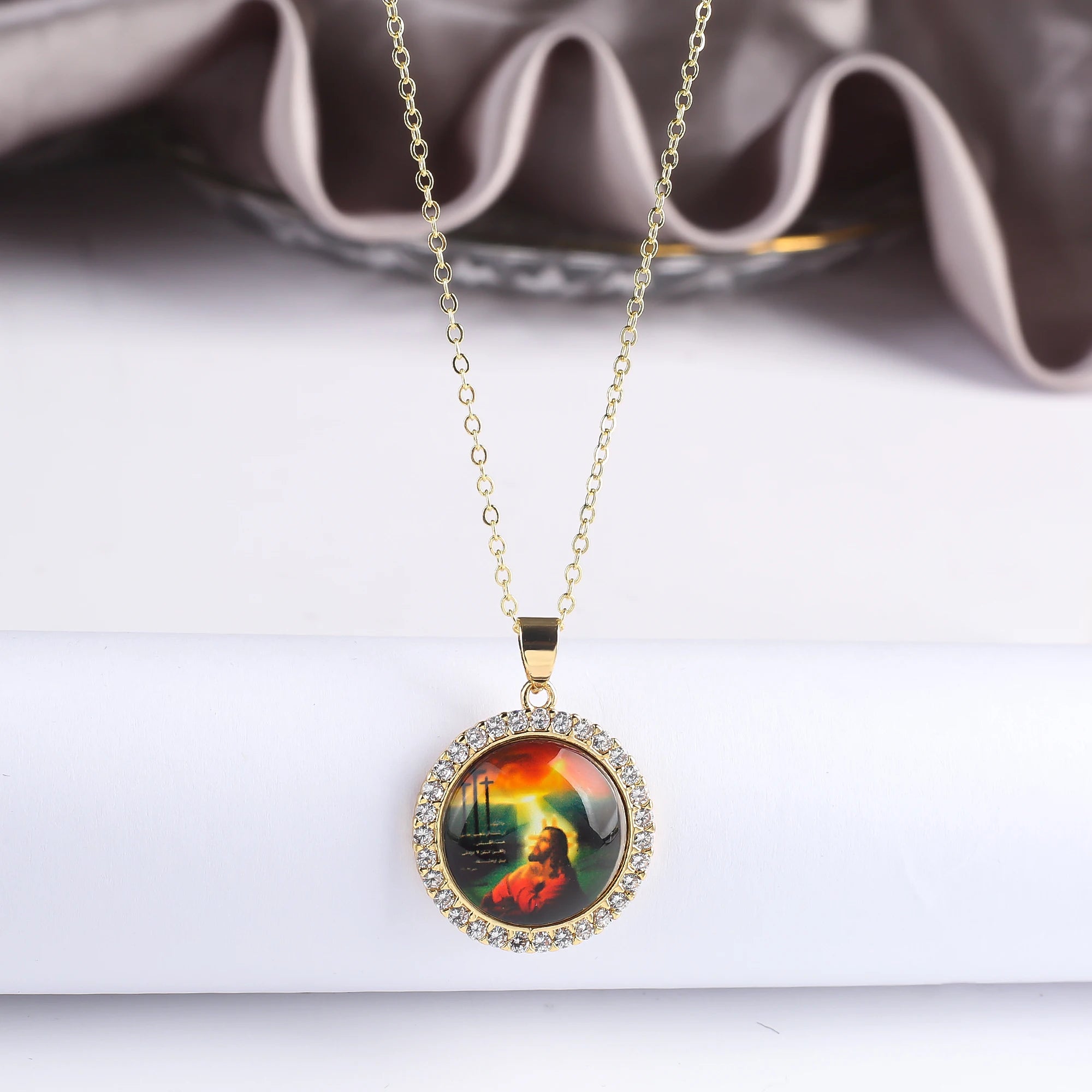 Simple Round Zirconia Acrylic Religious Pattern Theme Character Twist Chain Necklace Classic for Woman Party Jewelry Accessories Qme 10