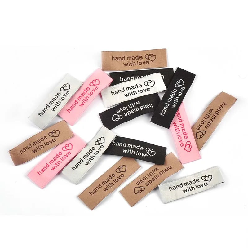 50pcs 5x1.6cm Multicolor Rectangle Embroidered Labels Sew On Clothes Bags Accessories DIY Materials Handmade Garment Tags c3462 Qme
