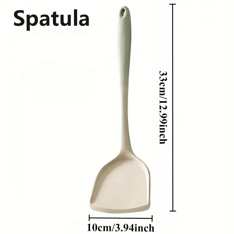 Frying pan spatula, suitable for non-stick cookware - easy to clean and can be washed in a dishwasher. The handle is ergonomic Qme
