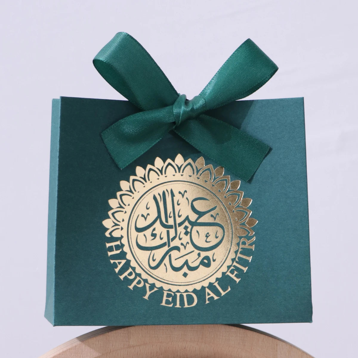5 Exquisite and Compact Eid Gift Boxes, Each Featuring Elegant Black, Luxurious Green, and Pure White as Their Main Colors, Adorned with Delicate Arabic Script and Golden Circles, and Tied with Luxurious Gold and Silver Ribbo Qme