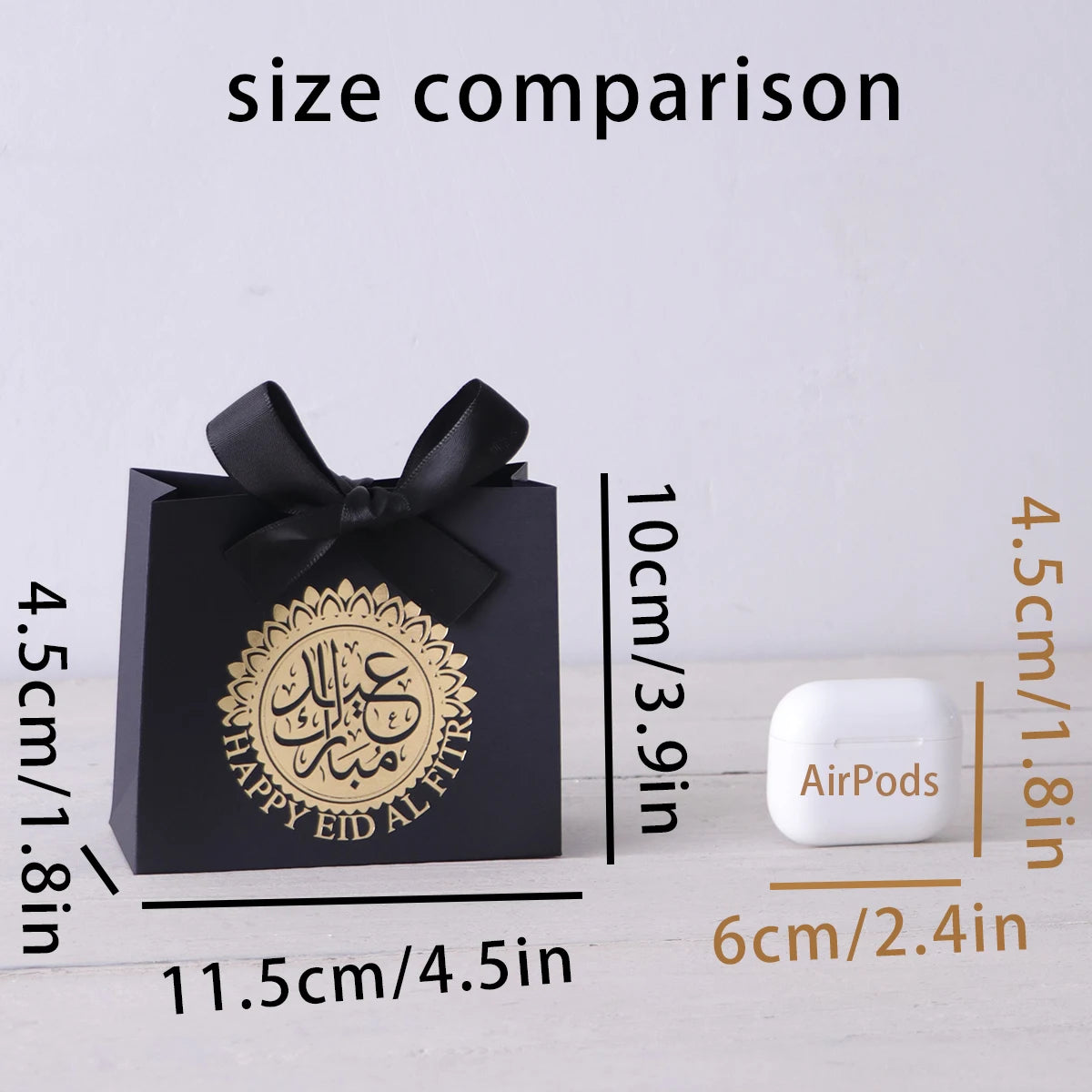 5 Exquisite and Compact Eid Gift Boxes, Each Featuring Elegant Black, Luxurious Green, and Pure White as Their Main Colors, Adorned with Delicate Arabic Script and Golden Circles, and Tied with Luxurious Gold and Silver Ribbo Qme