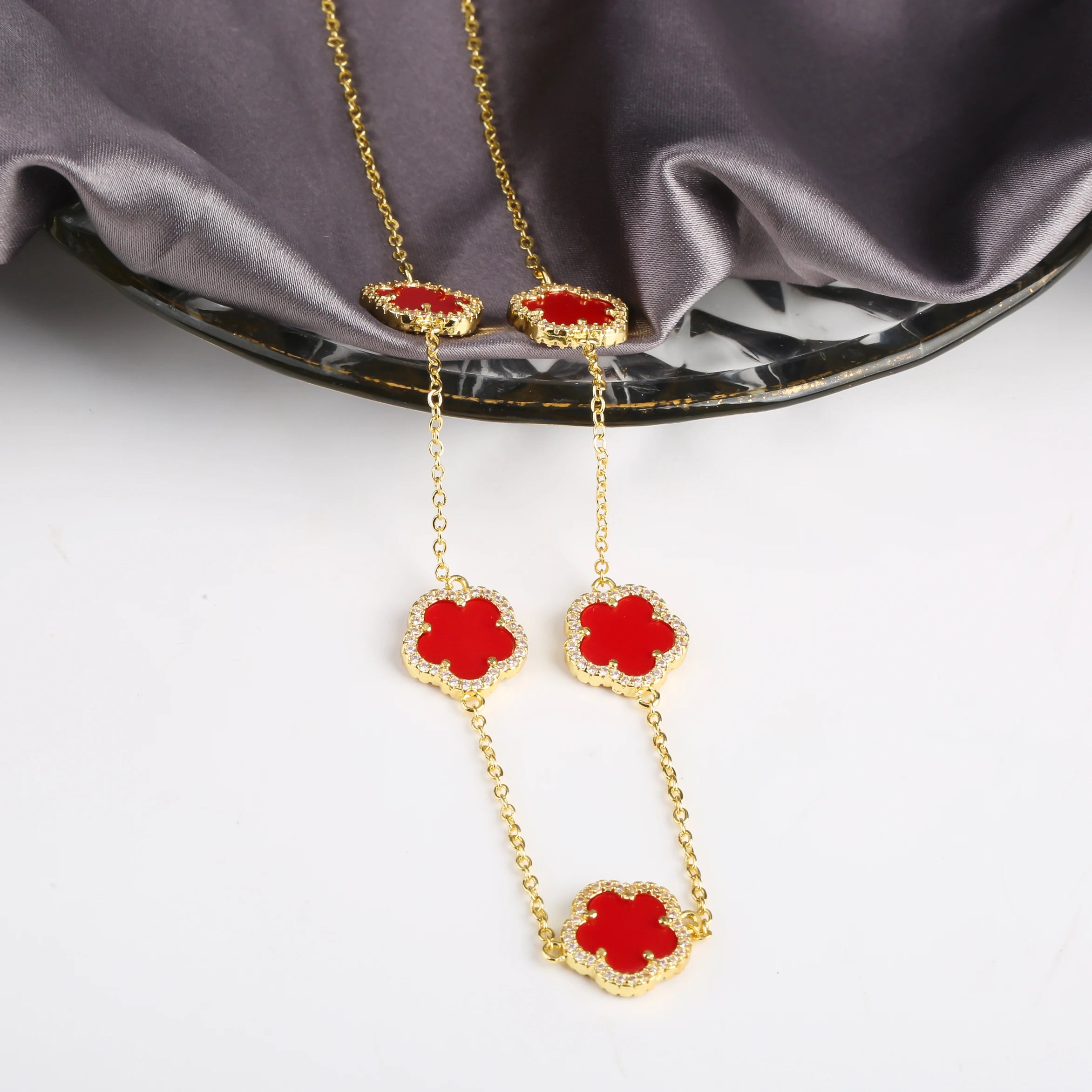 INS Hot Selling Women Five Leaf Clover Necklace Fashion Geometric Necklace Sweet Romantic Holiday Jewelry Gifts Wholesale Qme N
