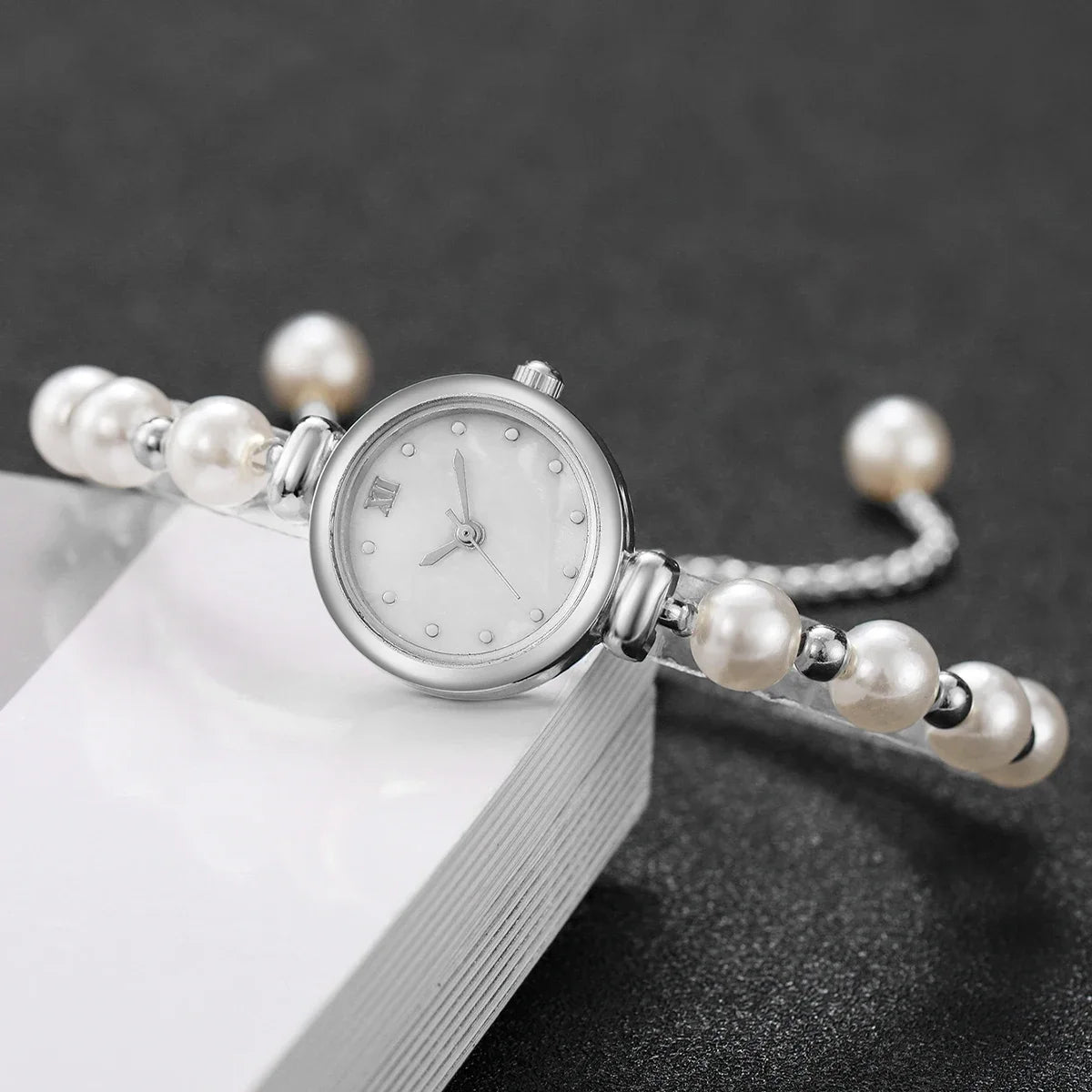 Moda pequena roma dial feminino relógio de quartzo elegante pérolas pulseira relógio de pulso para senhoras reloj mujer Qme