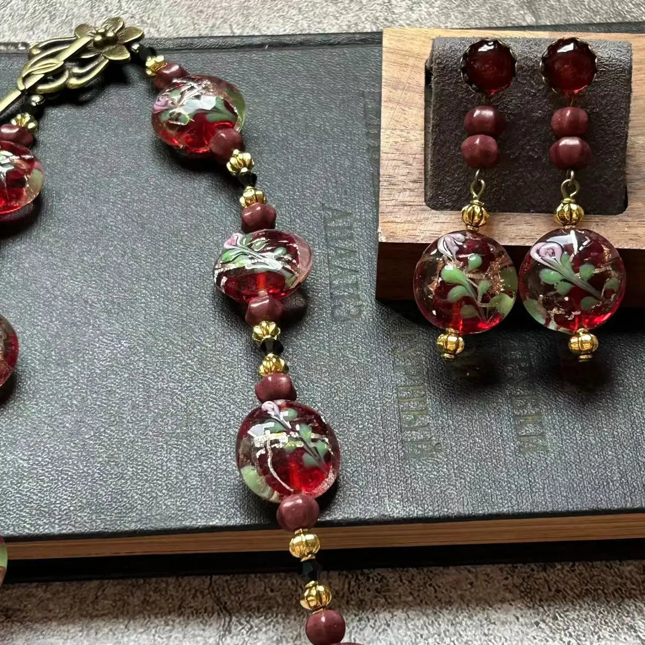 Vintage Flat Round Three-dimensional Red Green Flowers Glass Handmade Gold Foil Fashionable High-end Glass Bead Necklace Qme