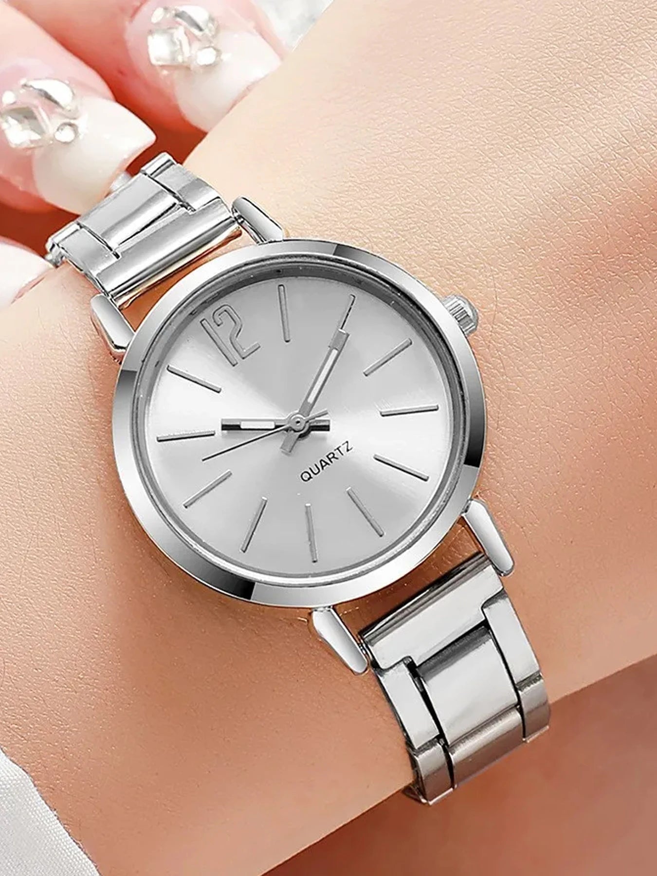 Small Luxury Women's Fashion Watch for Students: Simple and Trendy Quartz Watch with Steel Strap for Women Qme