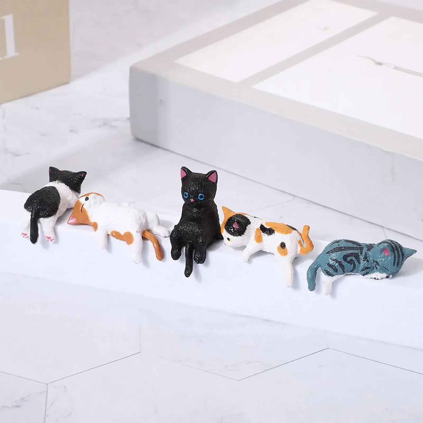 Cat Figurines Cartoon Resin Cute Car Ornament 5 Pieces Kitten Figurines Desk Decor for Women Vehicle SUV Dashboard Computer Desk Qme