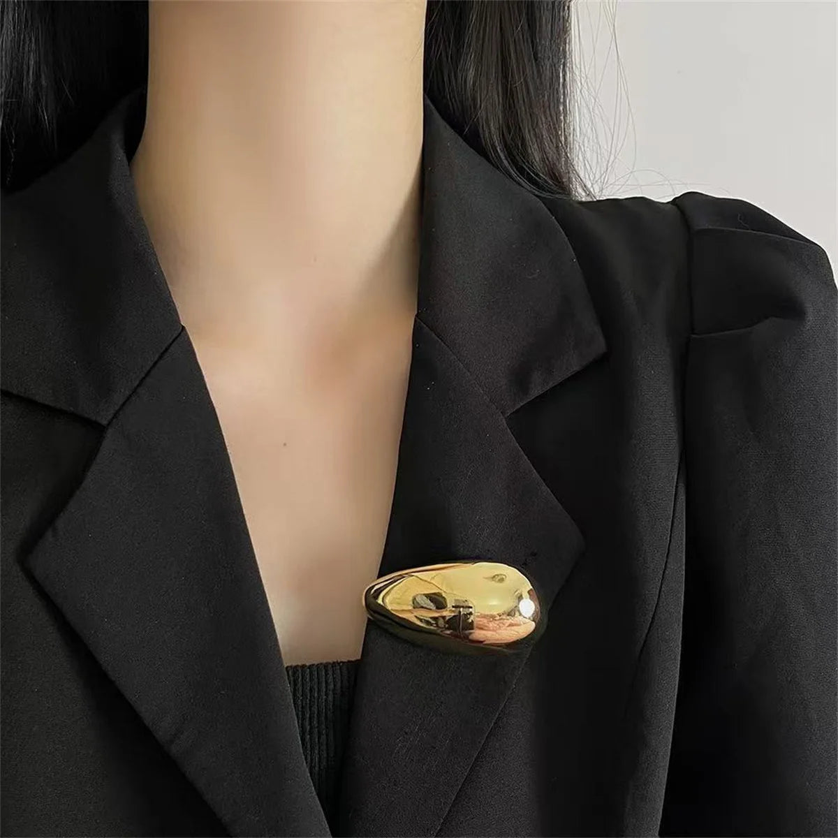 Metal Geometric Glossy Eggshell Broochs for Women Unique Exquisite Suit Corsage Pins Party Jewelry Fashion Accessory Qme
