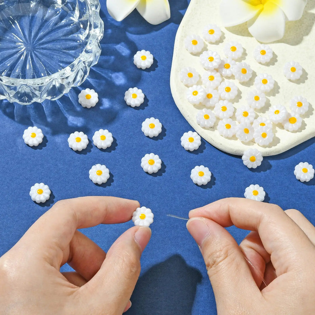 Pandahall 40Pcs 10mm Sunflower Resin Beads White Daisy Flower Beads Summer Plant Spacer Beads for DIY Keychains Jewelry Making Qme