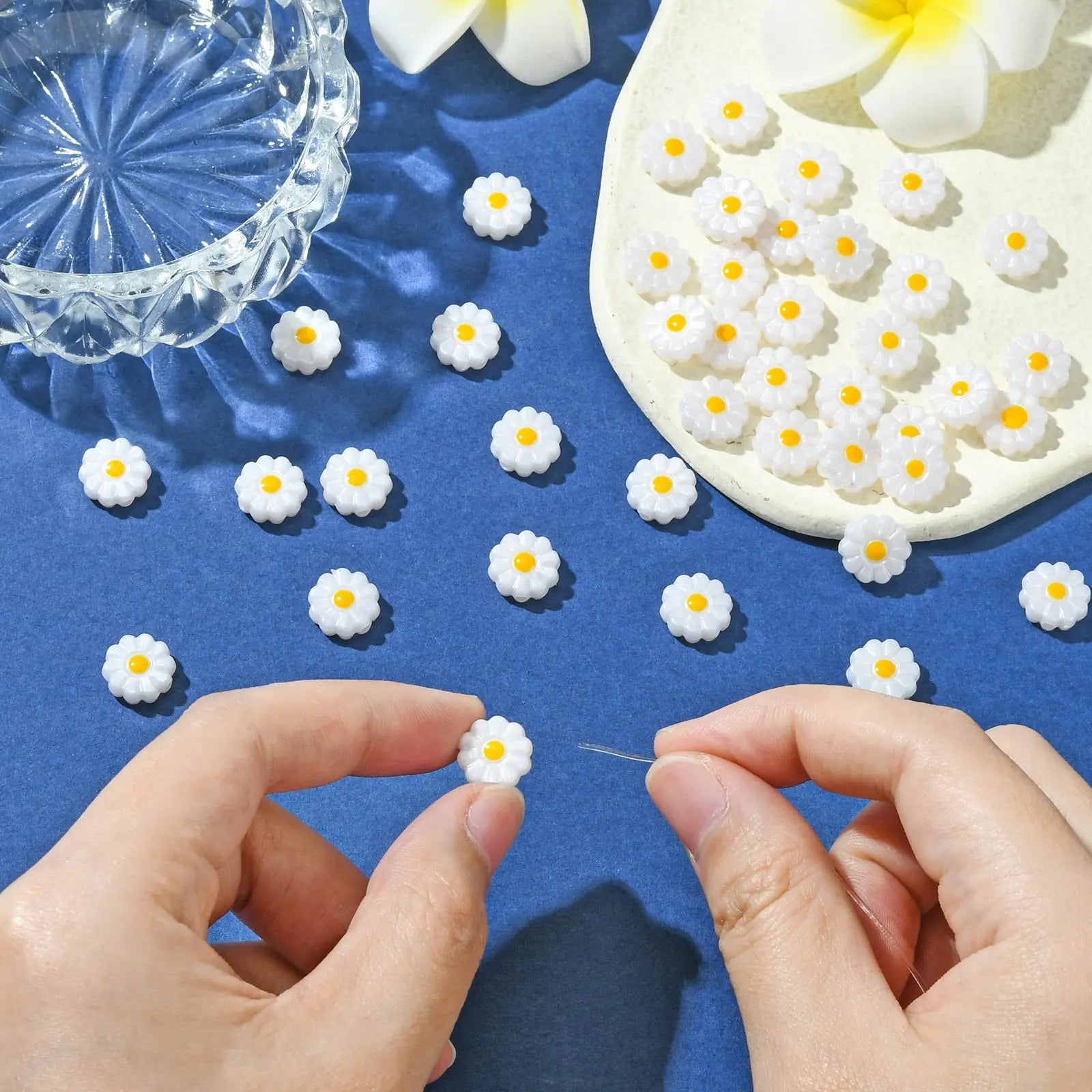 Pandahall 40Pcs 10mm Sunflower Resin Beads White Daisy Flower Beads Summer Plant Spacer Beads for DIY Keychains Jewelry Making Qme