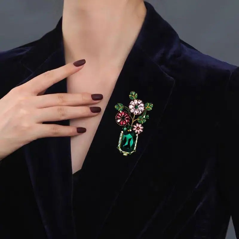 Vintage Emerald Crystal Flower Vase Brooch Shiny Rhinestone Decor Anti-Fade Lapel Pin Gift for Women Friend Qme