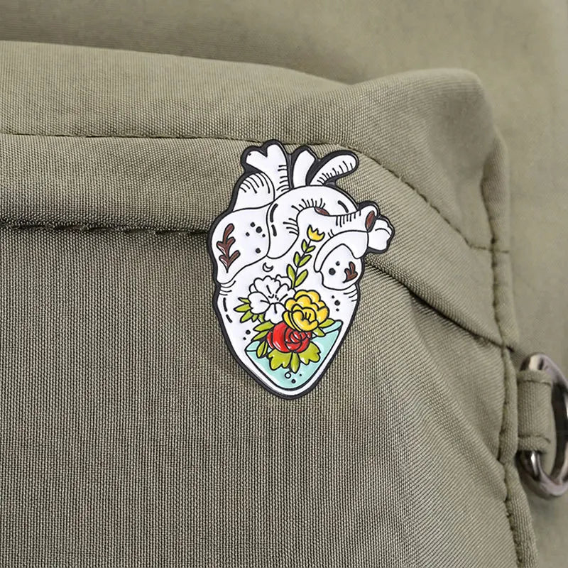 Retro Floral Human Heart Enamel Badge Anatomical Heart Rose Brooch Cute Lapel Pin Gift for Doctor Nurse Medical Lover Jewelry Qme