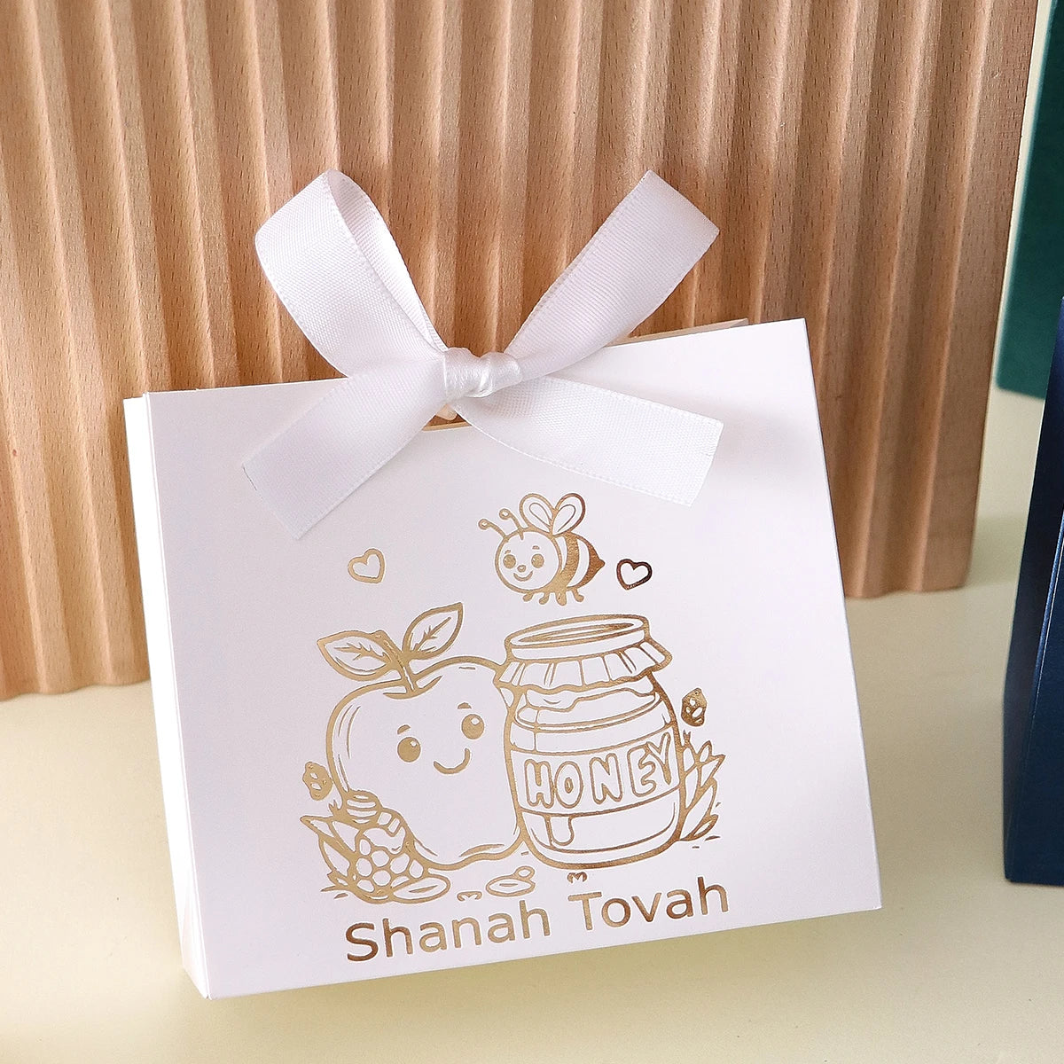 10 Square Paper Boxes for Jewish New Year Gifts and Candy, with Gold-Stamped Apple and Honey Jar Line Patterns on the Surface. Can Be Used to Store Candies and Small Souvenirs, Suitable for Jewish New Year Family Gatherings, Qme