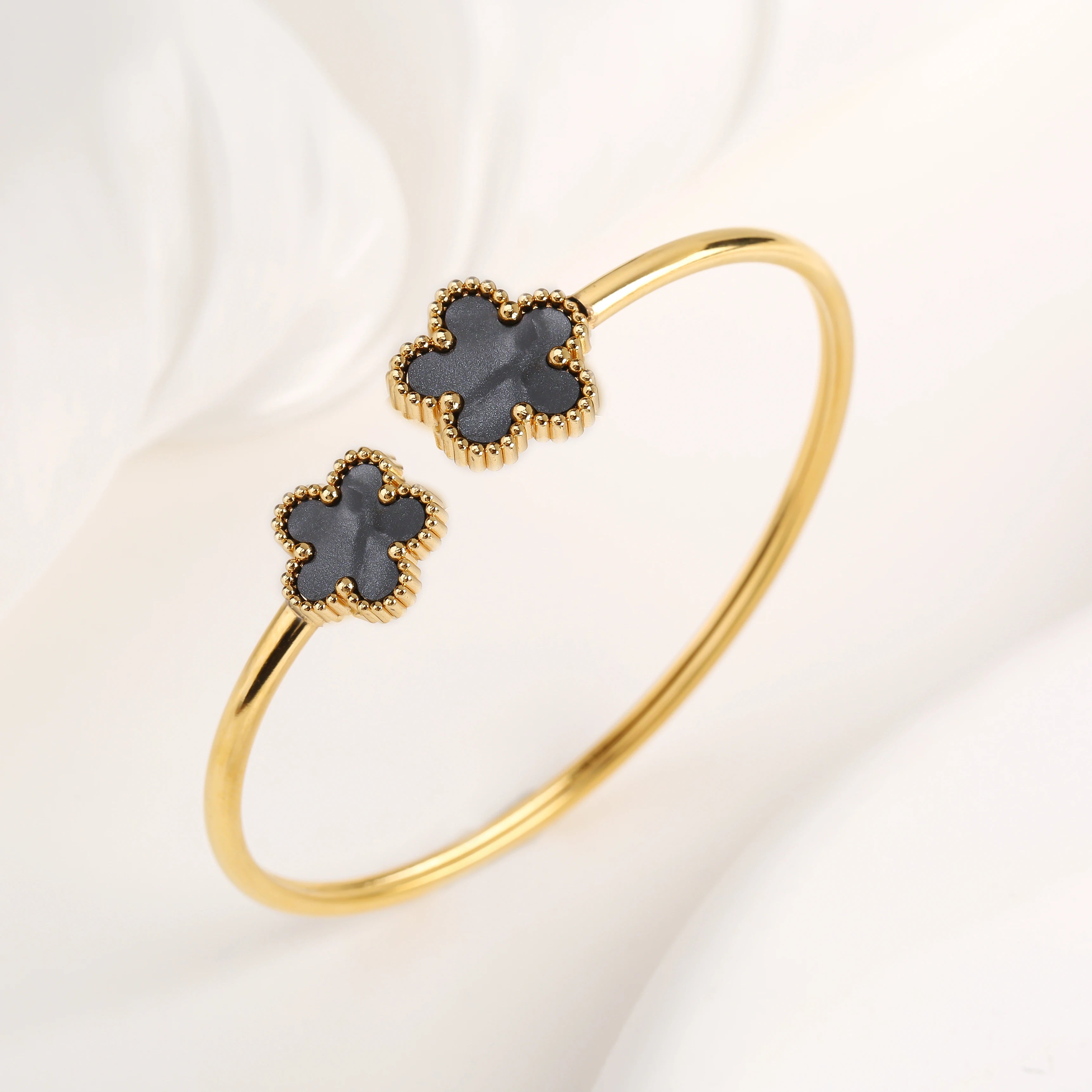 Fashion Stainless Steel Five Leaf Flower Open Bangle Bright Anti Allergy Waterproof Charm Texture High Quality Jewelry Clover Qme 2