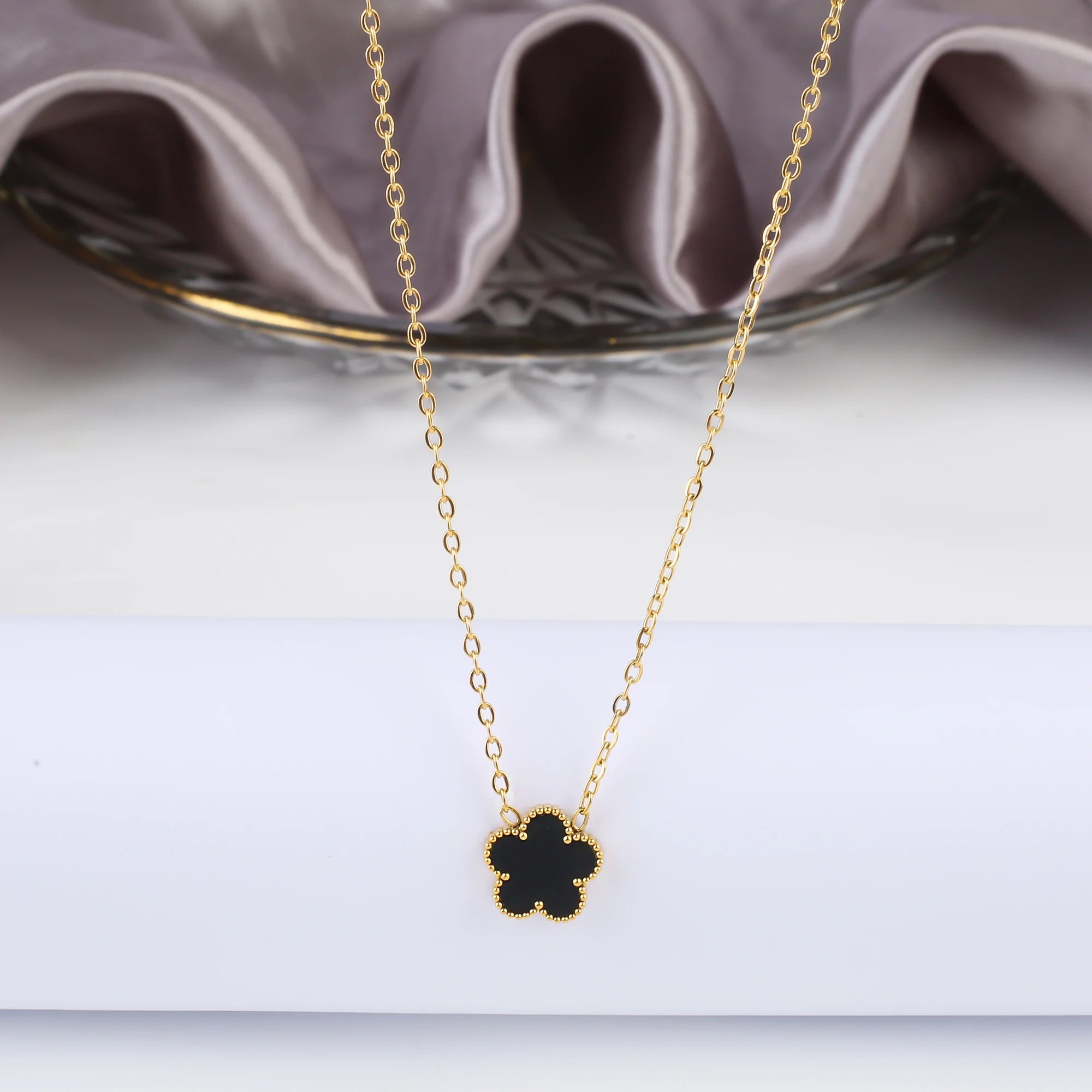 Simple Stainless Steel Five Leaf Flower Pendant Necklace Classic For Woman Girl Holiday Daily Wear Jewelry Gift Free Shipping Qme Light Yellow Gold Color