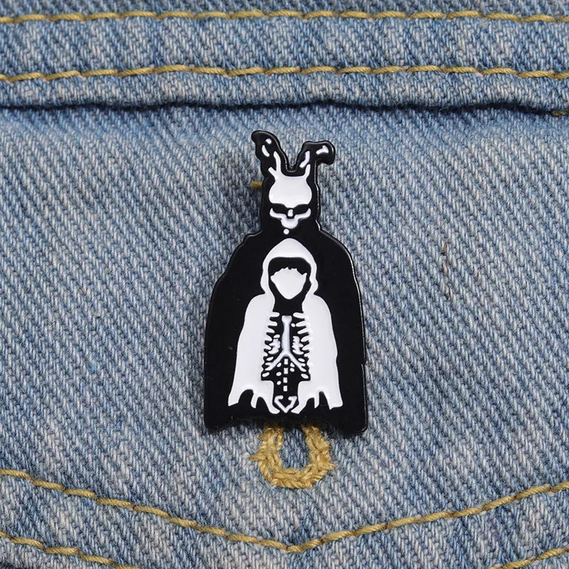 Horror Movies Mysterious Figure Brooch Enamel Pin Cartoon Thriller Film Brooches Lapel Backpack Badge Halloween Jewelry Gift Pin Qme