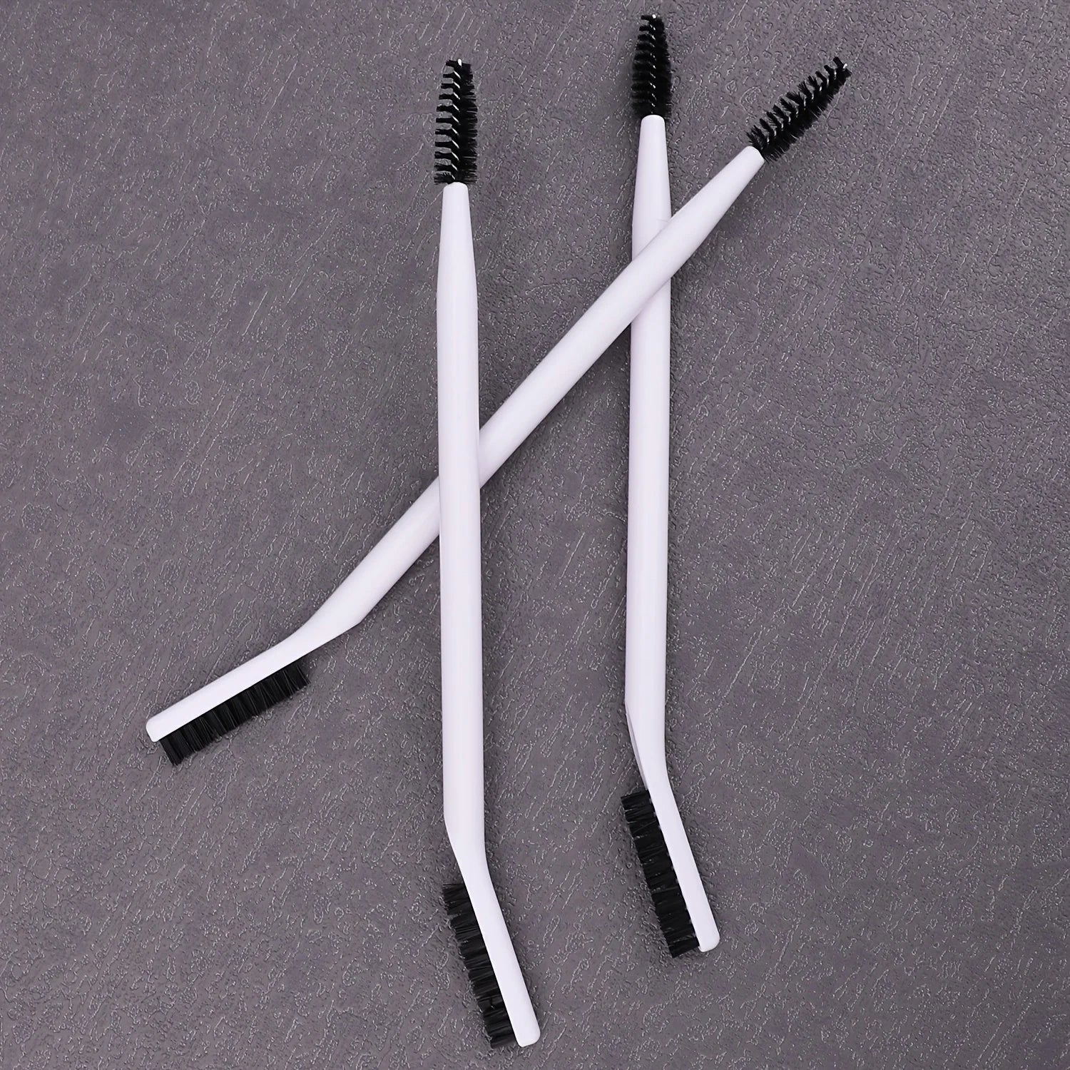 Double-ended eyelash curler combined with eyebrow brush, available in multiple colors, multi-functional makeup brush. Qme White 1 pc