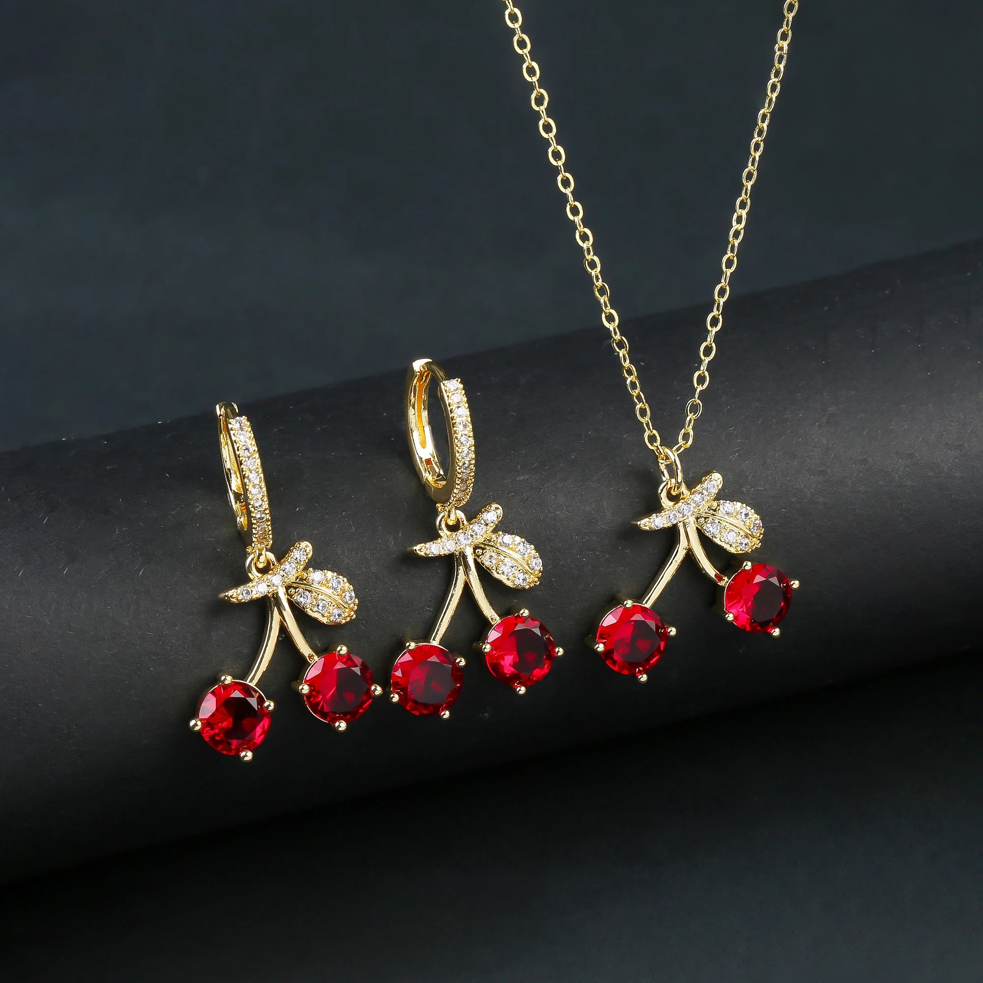 2pcs Hot Sale Fruit Cherry Strawberry Crystal Earrings Necklace Jewelry Set Lucky for Woman Shiny Zircon Party Gift Accessories Qme Jewelry Set 2