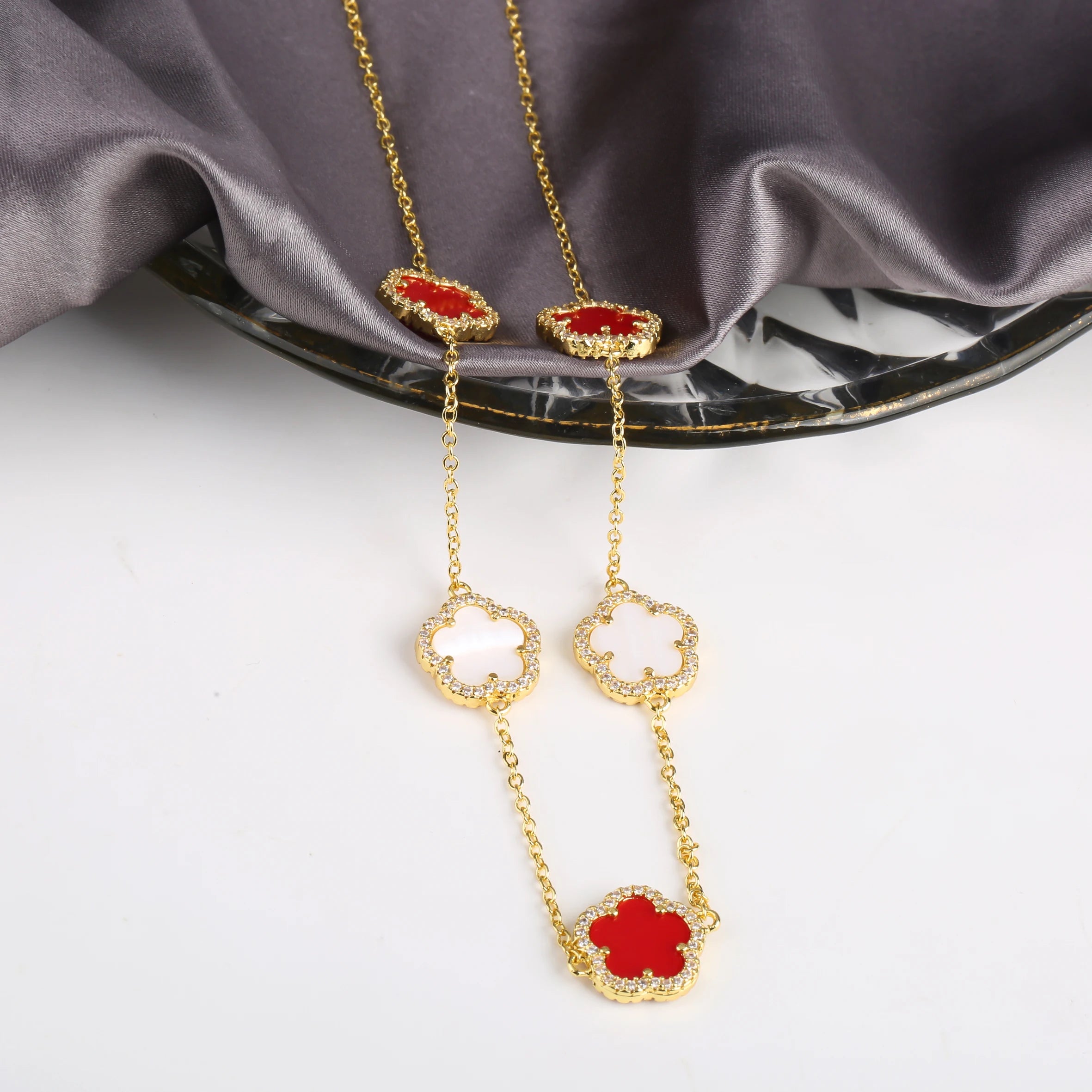 INS Hot Selling Women Five Leaf Clover Necklace Fashion Geometric Necklace Sweet Romantic Holiday Jewelry Gifts Wholesale Qme T