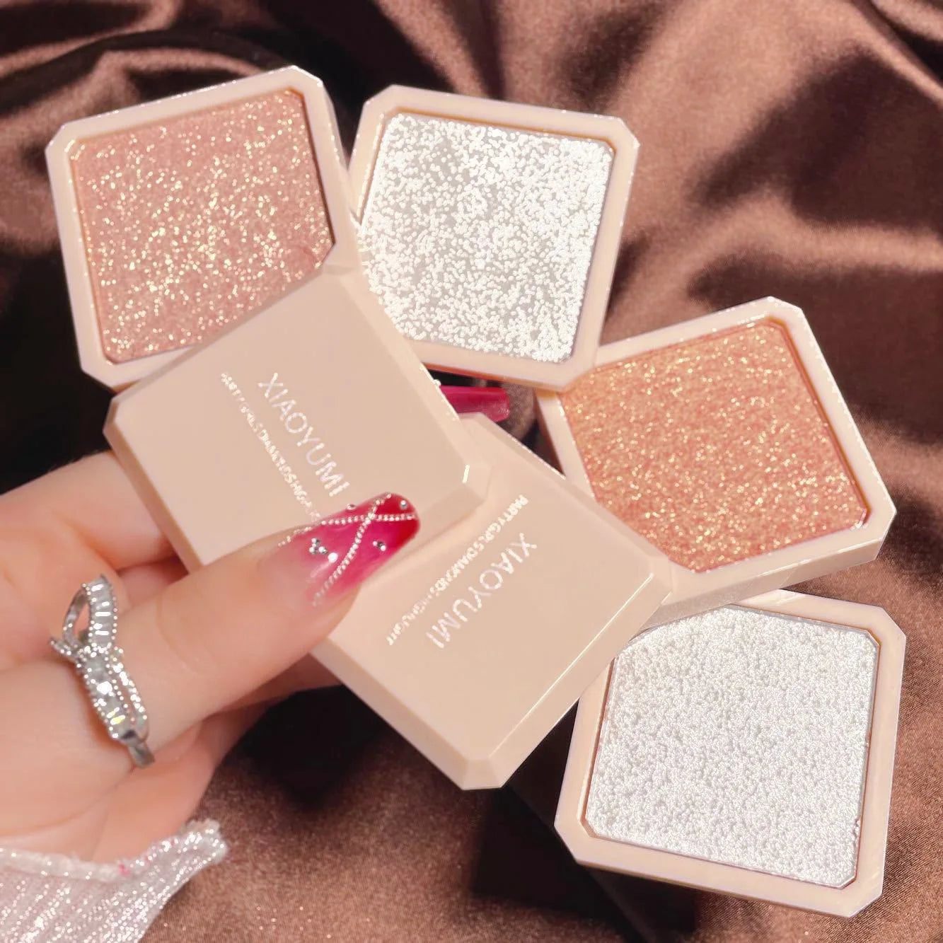 Two-tone high-gloss face and eye gloss integrated palette, sparkling pearlescent pink blend lasting color development high disc, Qme