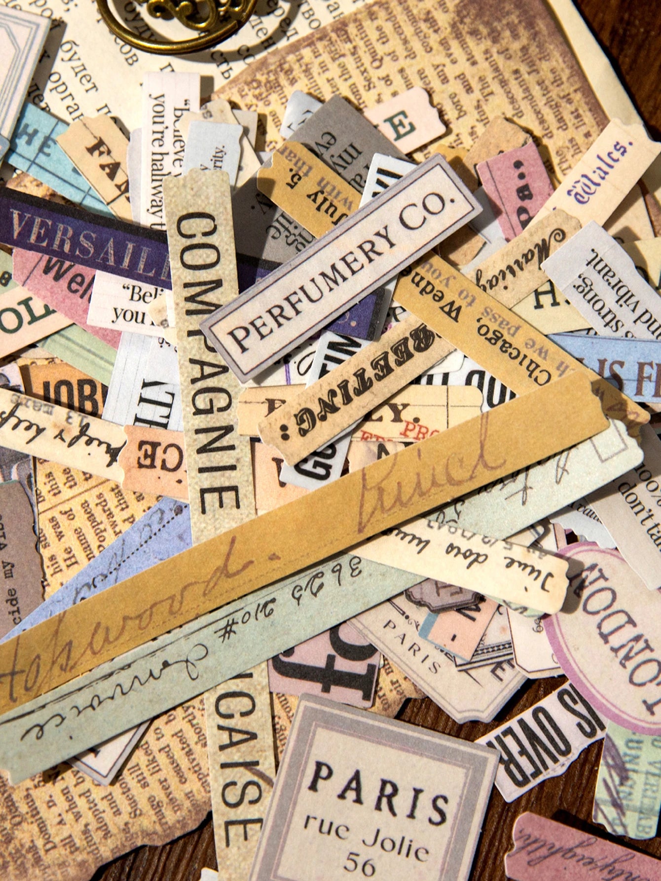 Iron Box Stickers 200pcs/bag Art Text Fragments Vintage Stickers DIY & Scrapbook Journal Decor Iron Box Stickers Qme