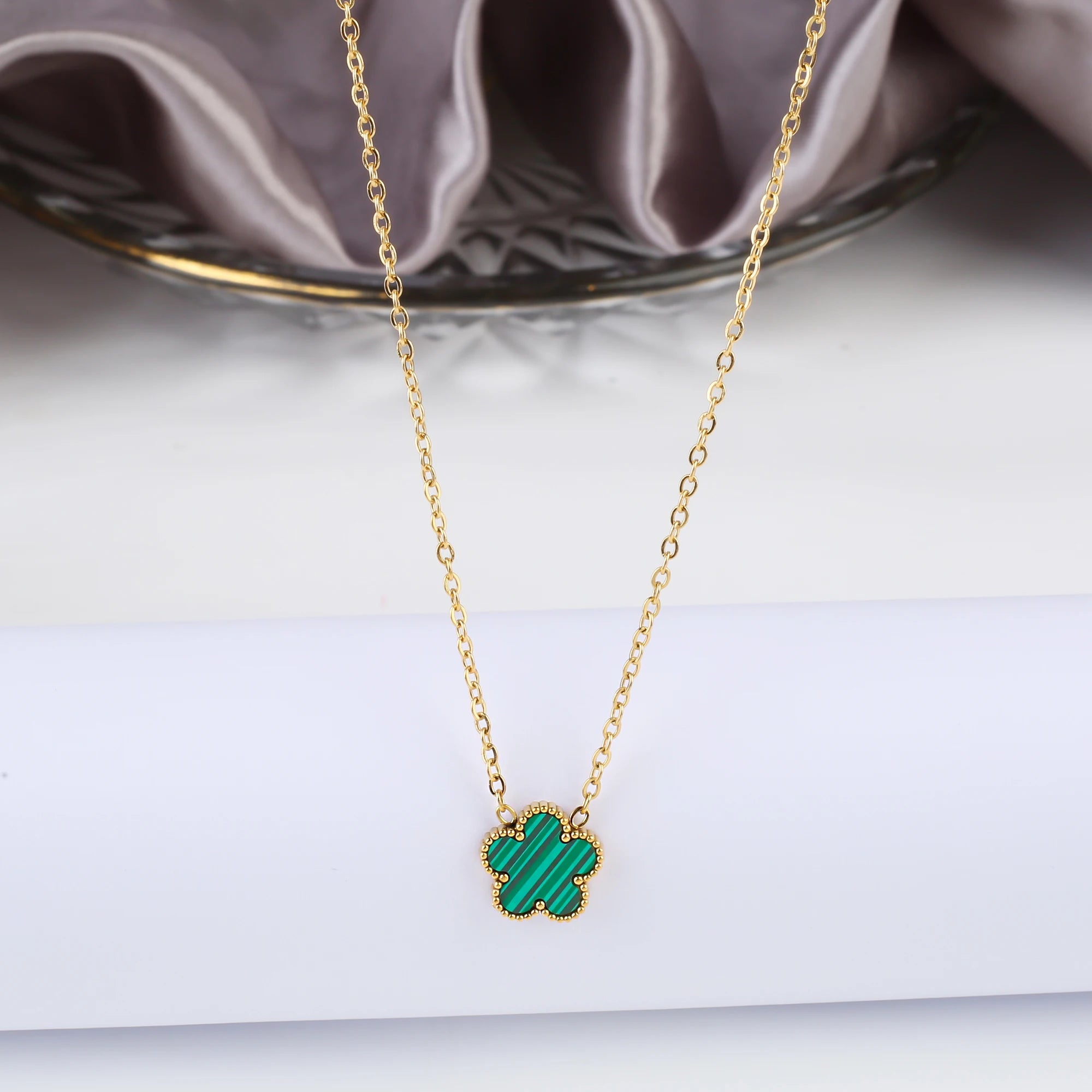 Simple Stainless Steel Five Leaf Flower Pendant Necklace Classic For Woman Girl Holiday Daily Wear Jewelry Gift Free Shipping Qme Dark Gold