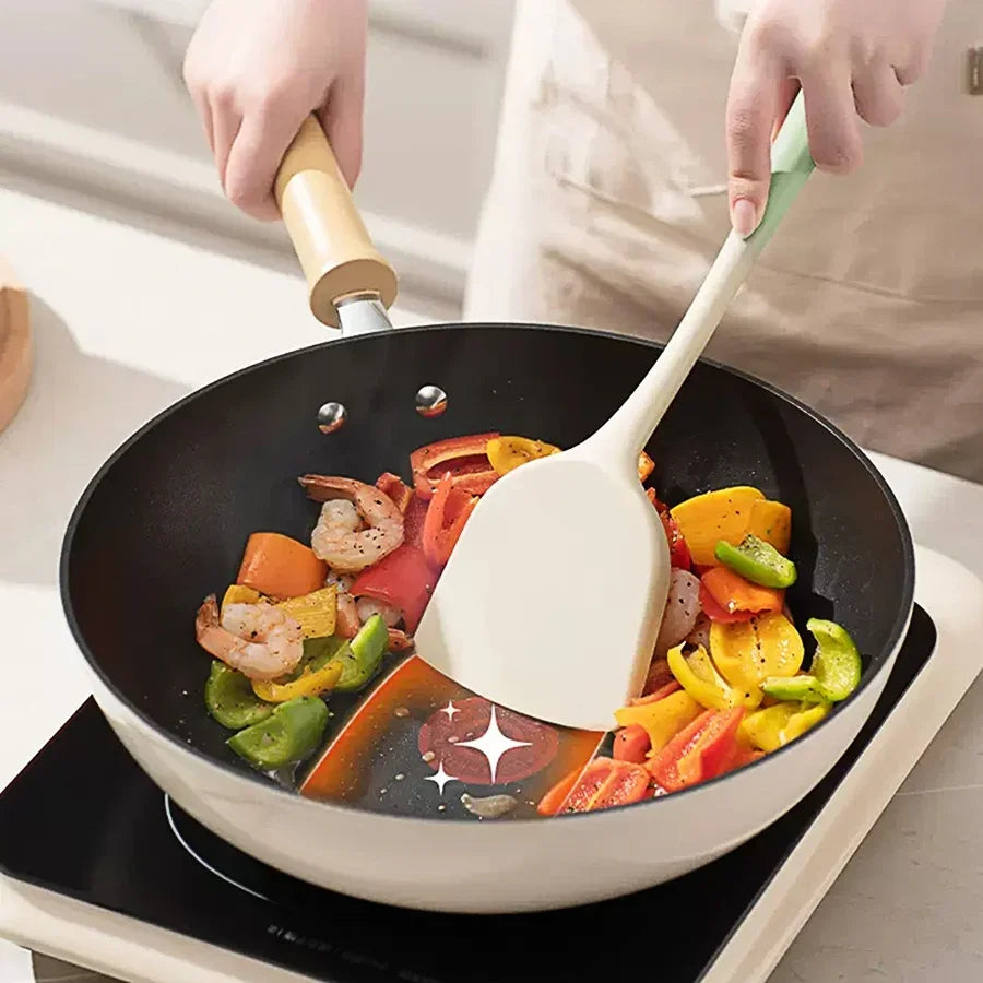 Frying pan spatula, suitable for non-stick cookware - easy to clean and can be washed in a dishwasher. The handle is ergonomic Qme