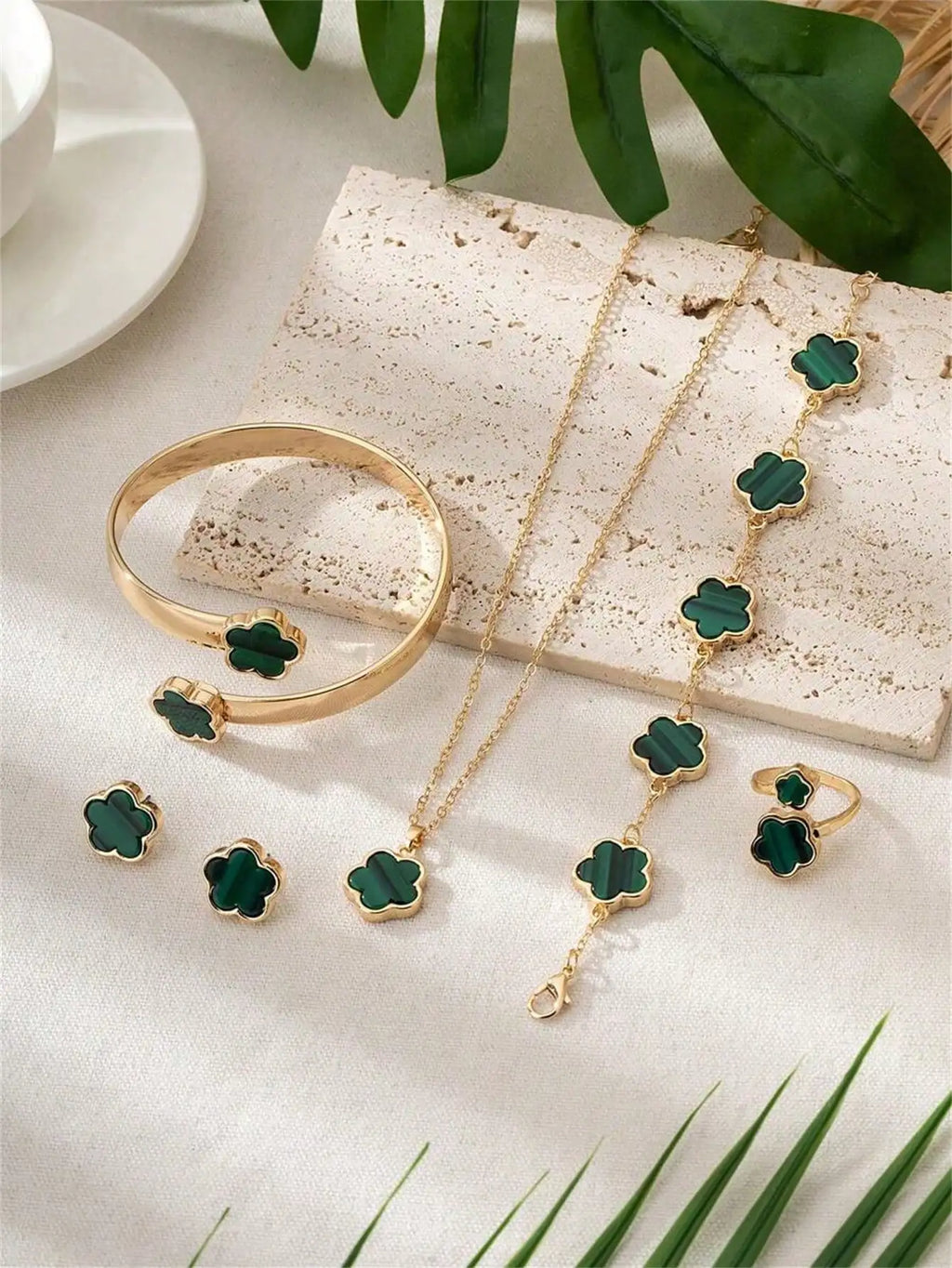 Fashionable Classic Black Grenn Clover Design Bracelet Qme