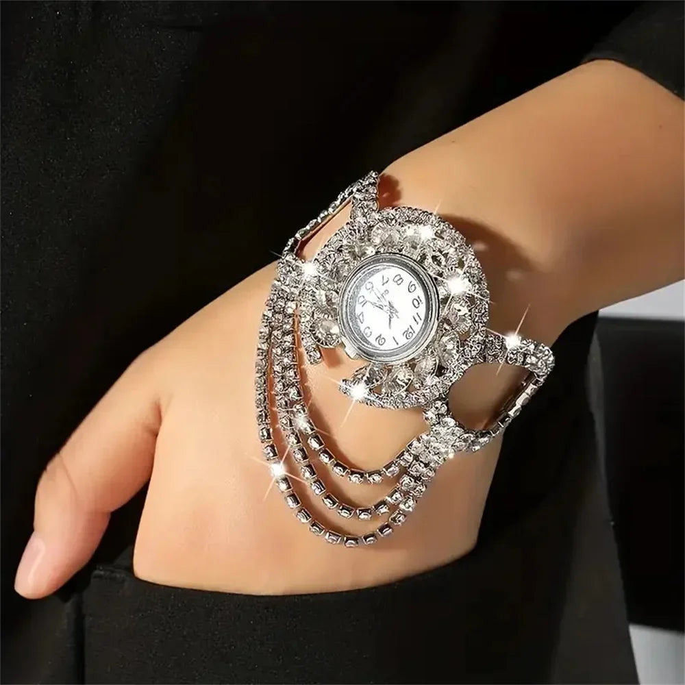 A stylish zinc alloy strap with charming round quartz women's watch with amphibole decoration without chronograph function, an e Qme Silver