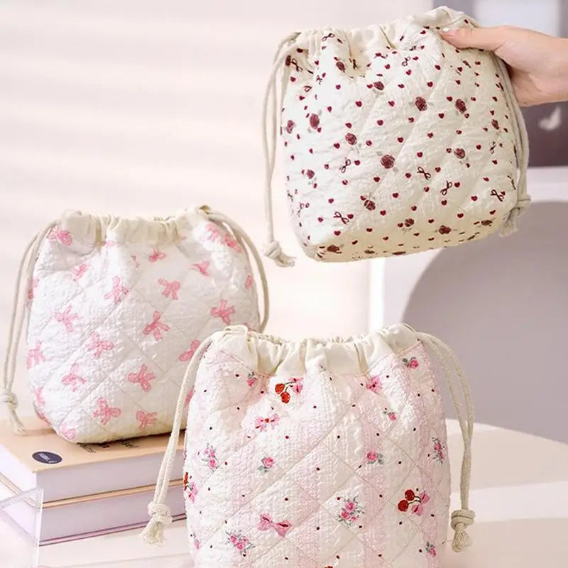 Cute Drawstring Cosmetic Pouch with Pink Bow Pattern – Durable Quilted Design for Women Qme