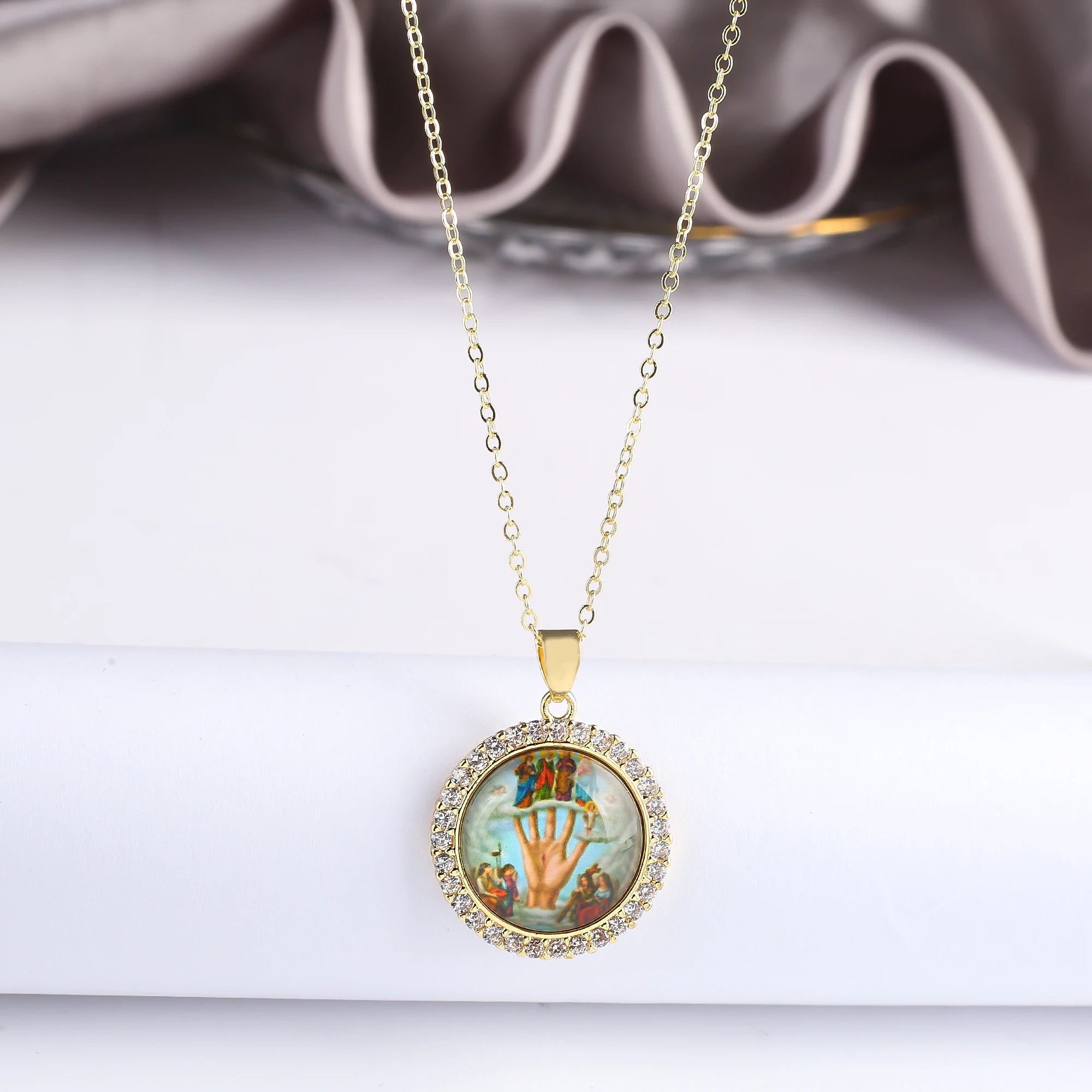 Simple Round Zirconia Acrylic Religious Pattern Theme Character Twist Chain Necklace Classic for Woman Party Jewelry Accessories Qme 8