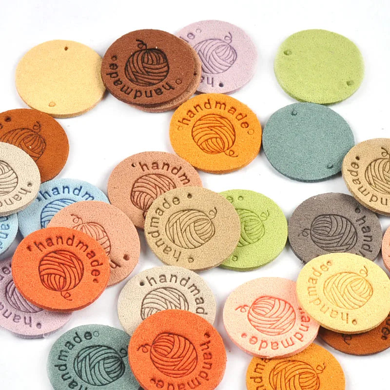 20Pcs 2.5cm Letter Embossed PU Leather Round Labels For Garments Bag Handmade Accessories Sewing Clothes Tags DIY Crafts c4011 Qme