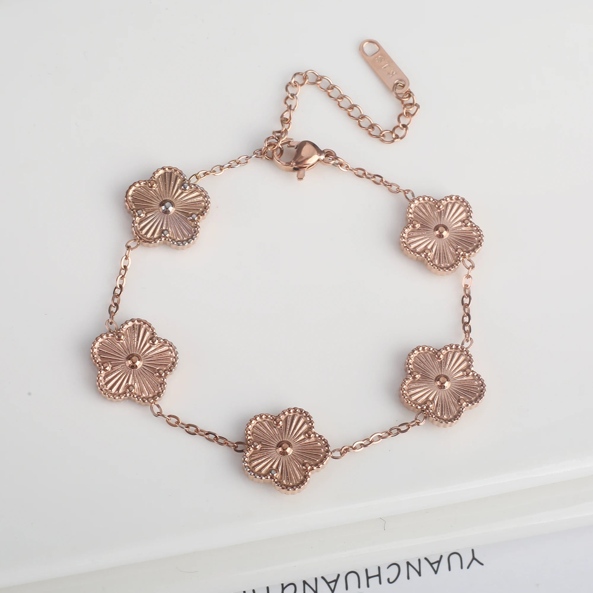 Light Luxury Stainless Steel Hot Sale Black and White Shell Five Leaf Flower Bracelet Simple Woman Fashion Daily Party Jewelry C Qme Bracelet 12