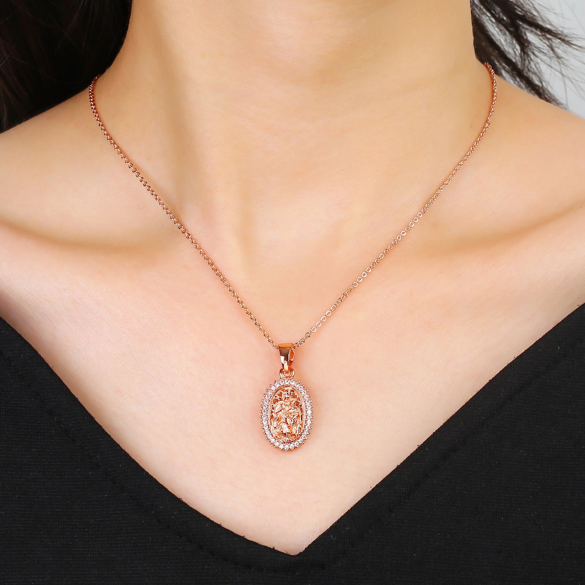 Gold/Rose Gold Virgin of Guadalupe Oval Pendant Necklace Rhinestone Filigree Hollow Religious Catholic Necklace for Women Gift Qme