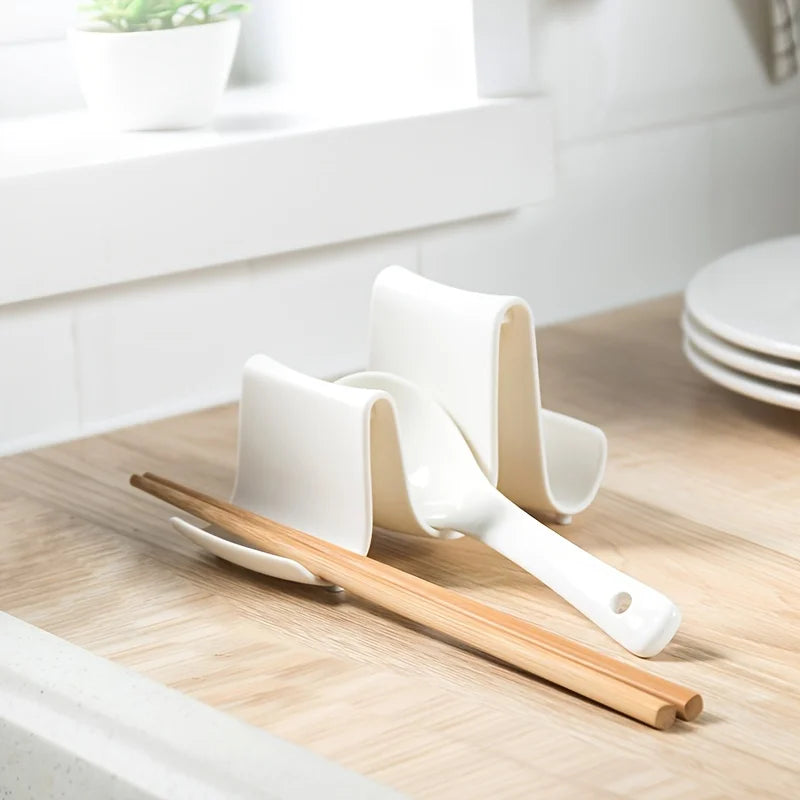 A wavy kitchen countertop, lid, spatula, storage rack, and storage rack Qme