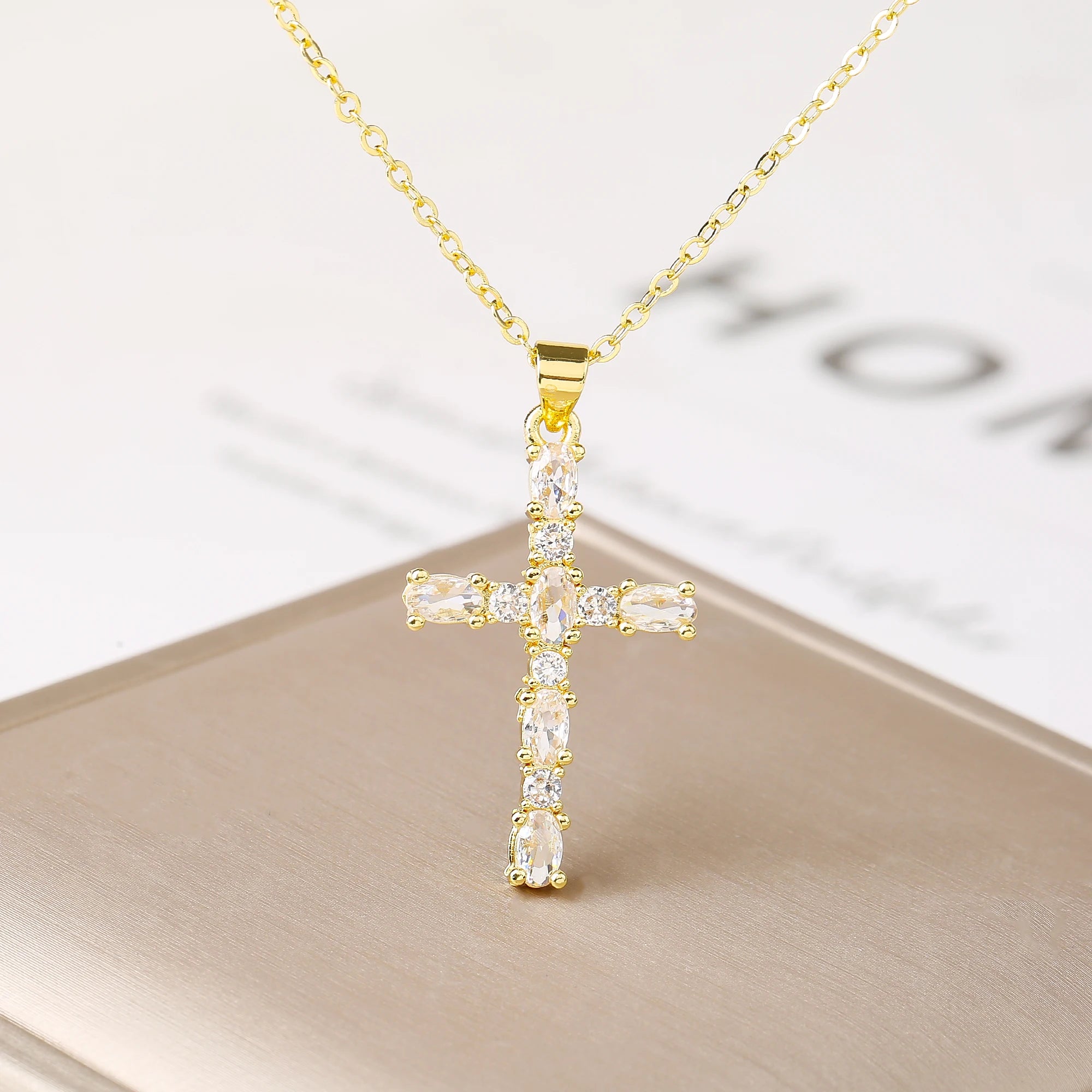 New Arrival Full-Zircon Crystal Cross Pendant Necklace Luxury for Men Women Daily Wear Party Religious Jewelry Christian Gift Qme 5 45cm