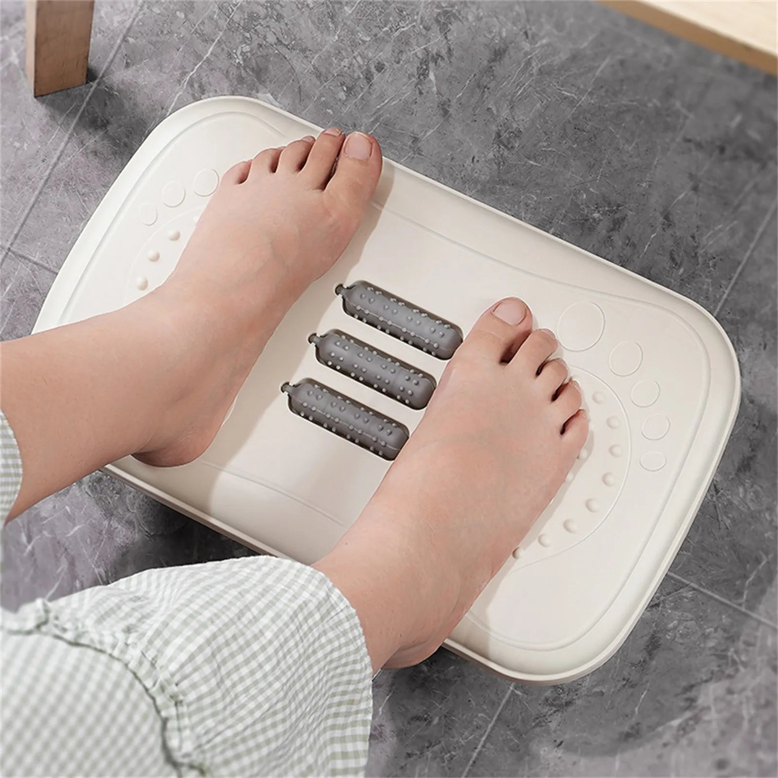 Rocking Footrest With Foot Massage Rollers Anti-Slip Textured Foot Stool Ergonomic Under Desk Footrest for Home and Office Qme